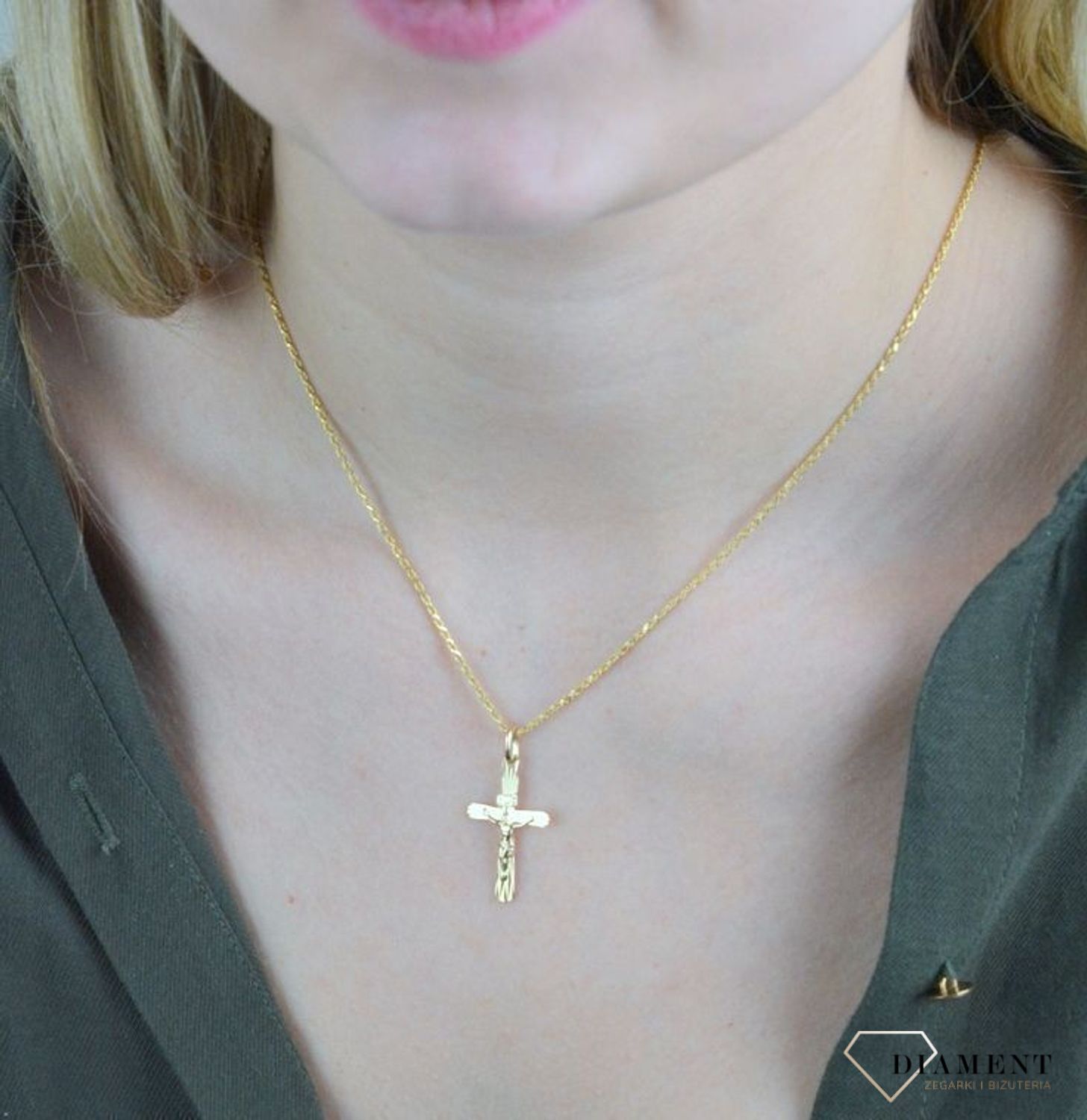 Złota zawieszka 585 krzyżyk z wizerunkiem Jezusa DIA-ZAW-8082-585. Zawieszka wykonana z niezwykłą starannością i dbałością o szczegóły. Krzyżyk będzie wspaniałą pamiątką i prezentem na różne okazje jak chrzest, bierzmowanie.jpg