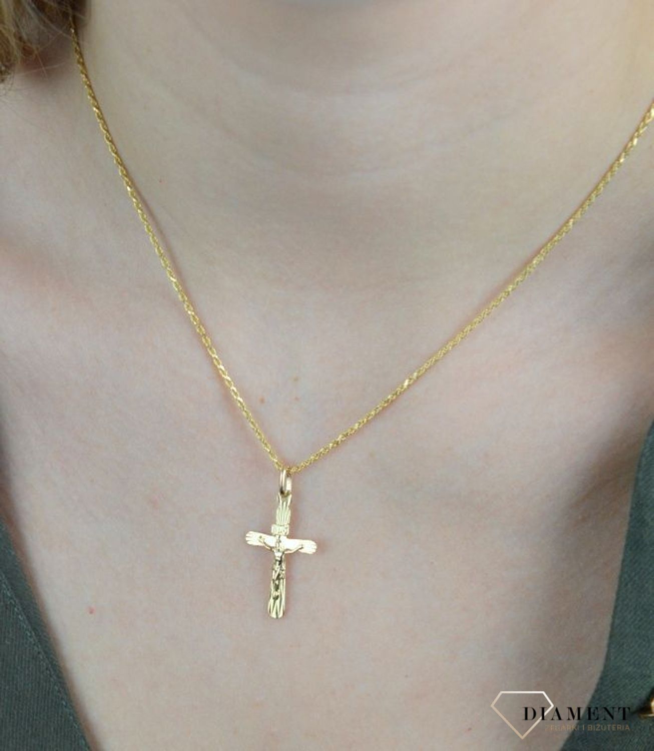 Złota zawieszka 585 krzyżyk z wizerunkiem Jezusa DIA-ZAW-8082-585. Zawieszka wykonana z niezwykłą starannością i dbałością o szczegóły. Krzyżyk będzie wspaniałą pamiątką i prezentem na różne okazje jak chrzest, bierzmowanie.jpg