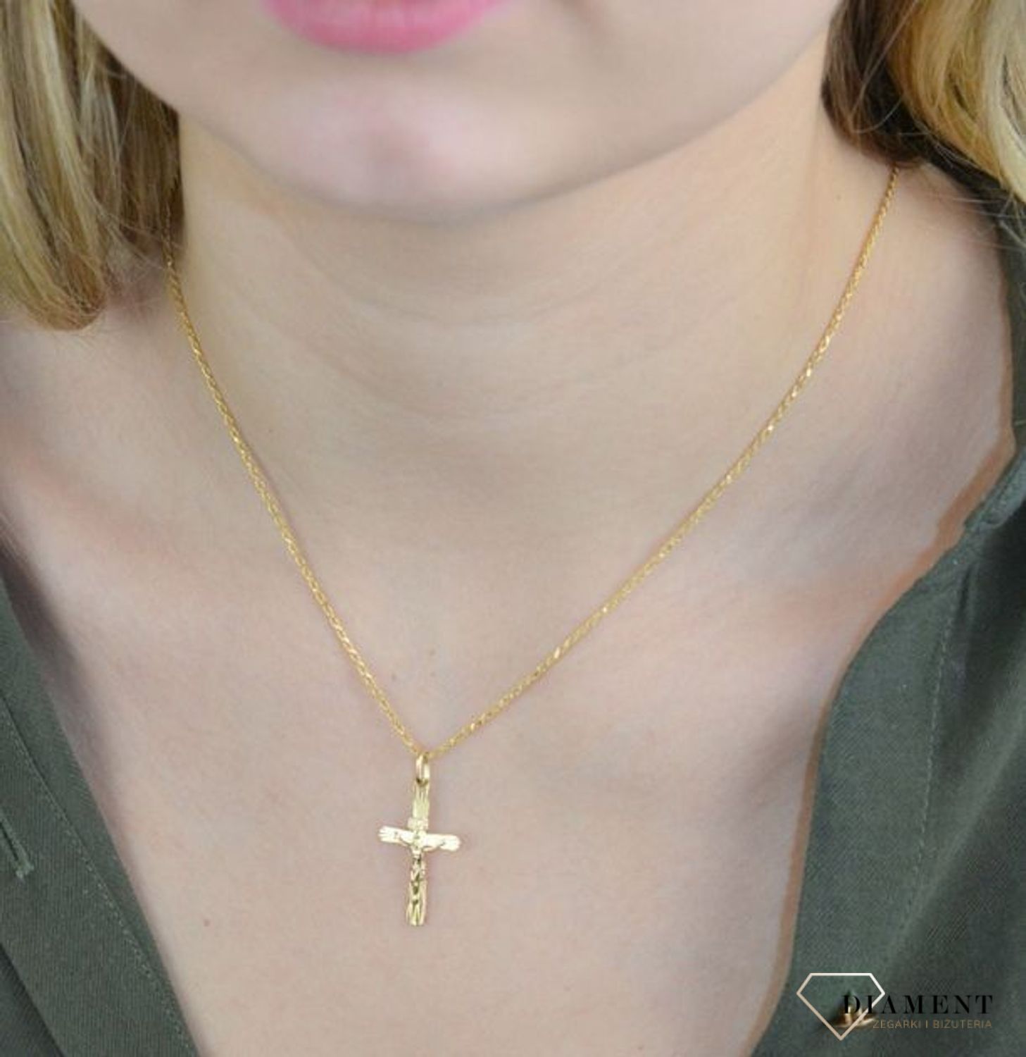 Złota zawieszka 585 krzyżyk z wizerunkiem Jezusa DIA-ZAW-8082-585. Zawieszka wykonana z niezwykłą starannością i dbałością o szczegóły. Krzyżyk będzie wspaniałą pamiątką i prezentem na różne okazje jak chrzest, bierzmowanie.jpg