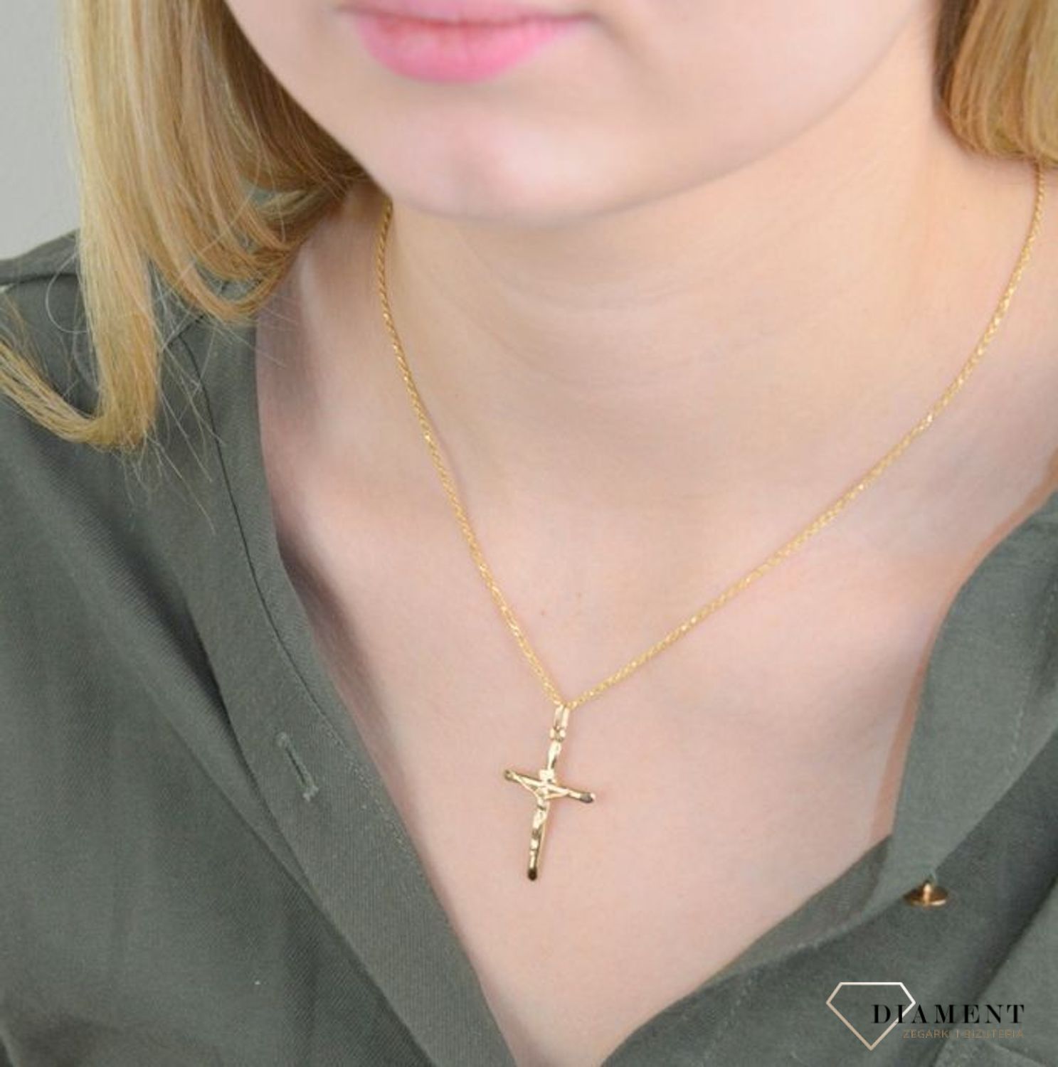 Złota zawieszka 585 krzyżyk z Jezusem DIA-ZAW-8083-585.  Zawieszka wykonana z niezwykłą starannością i dbałością o szczegóły. Krzyżyk będzie wspaniałą pamiątką i prezentem na różne okazje jak chrzest, bierzmowanie czy pierwsz.jpg