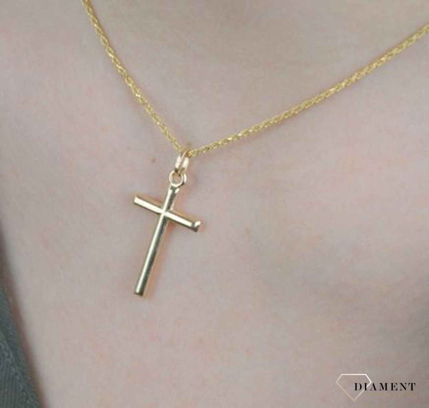 Złota zawieszka 585 krzyżyk gładki DIA-ZAW-8084-585.  Powierzchnia krzyża jest gładka, co daje bardzo ładny, ciekawy efekt. Krzyżyk został wytworzony z niezwykłą starannością i dbałością o każdy szczegół. Biżuteria sakralna to.jpg