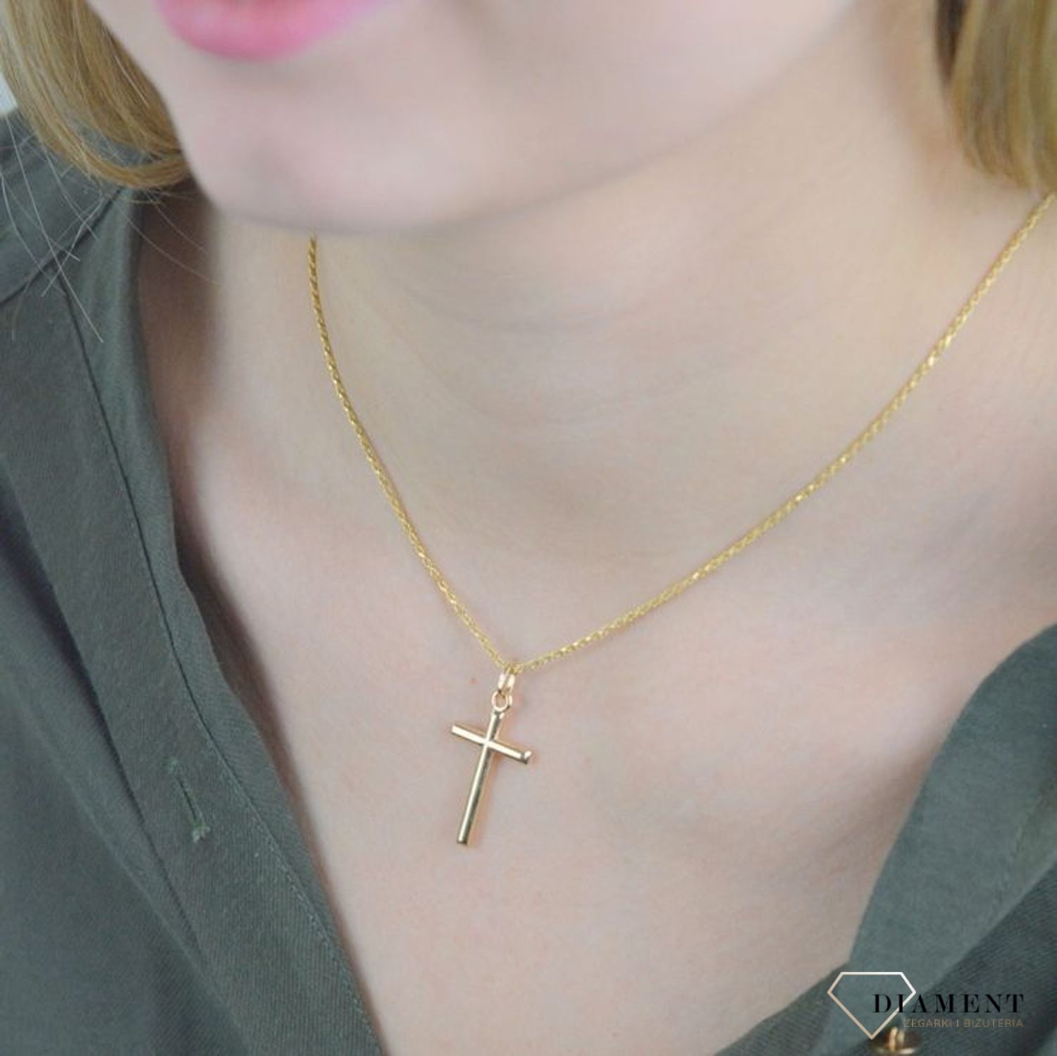 Złota zawieszka 585 krzyżyk gładki DIA-ZAW-8084-585.  Powierzchnia krzyża jest gładka, co daje bardzo ładny, ciekawy efekt. Krzyżyk został wytworzony z niezwykłą starannością i dbałością o każdy szczegół. Biżuteria sakralna to.jpg