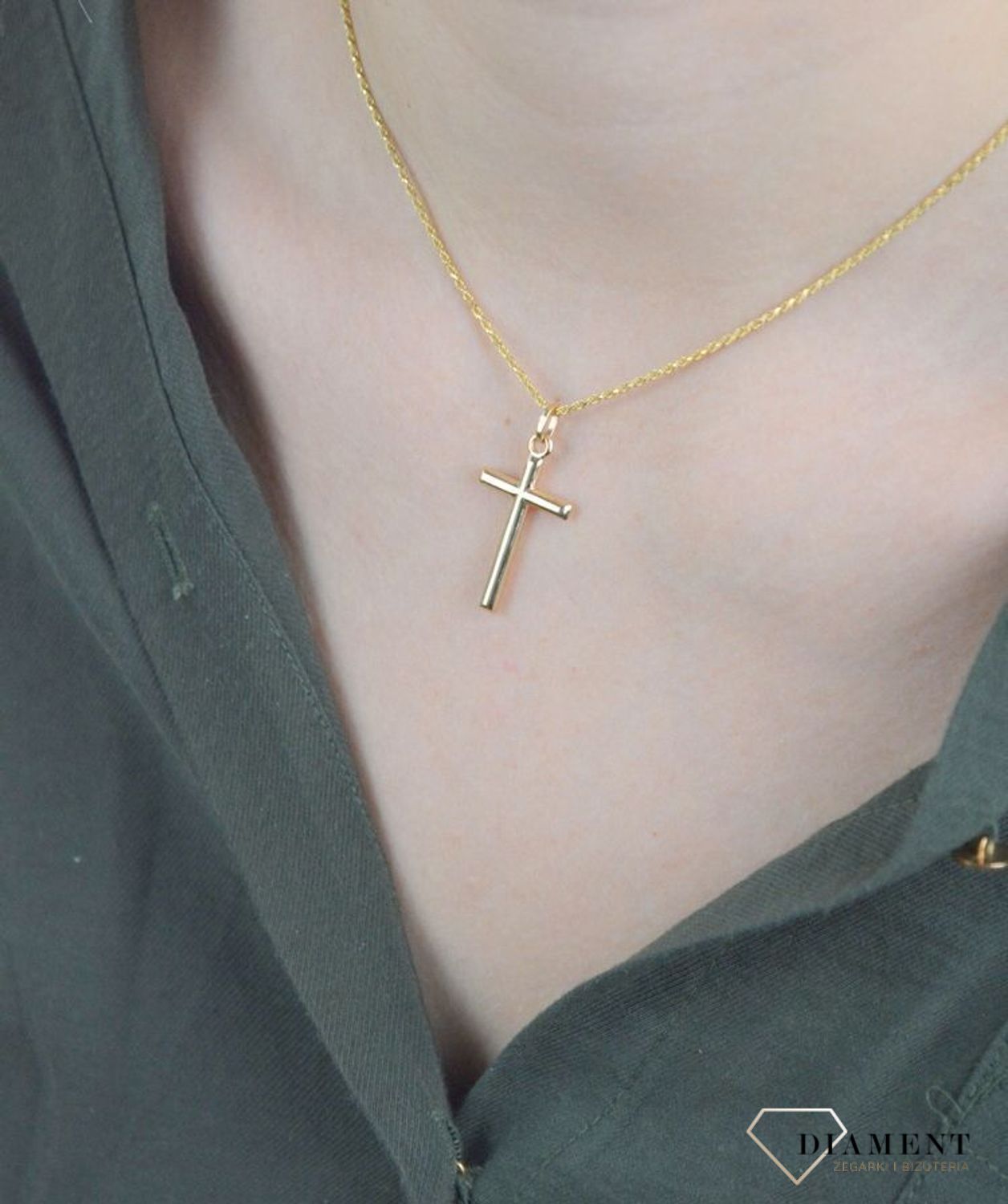 Złota zawieszka 585 krzyżyk gładki DIA-ZAW-8084-585.  Powierzchnia krzyża jest gładka, co daje bardzo ładny, ciekawy efekt. Krzyżyk został wytworzony z niezwykłą starannością i dbałością o każdy szczegół. Biżuteria sakralna to.jpg