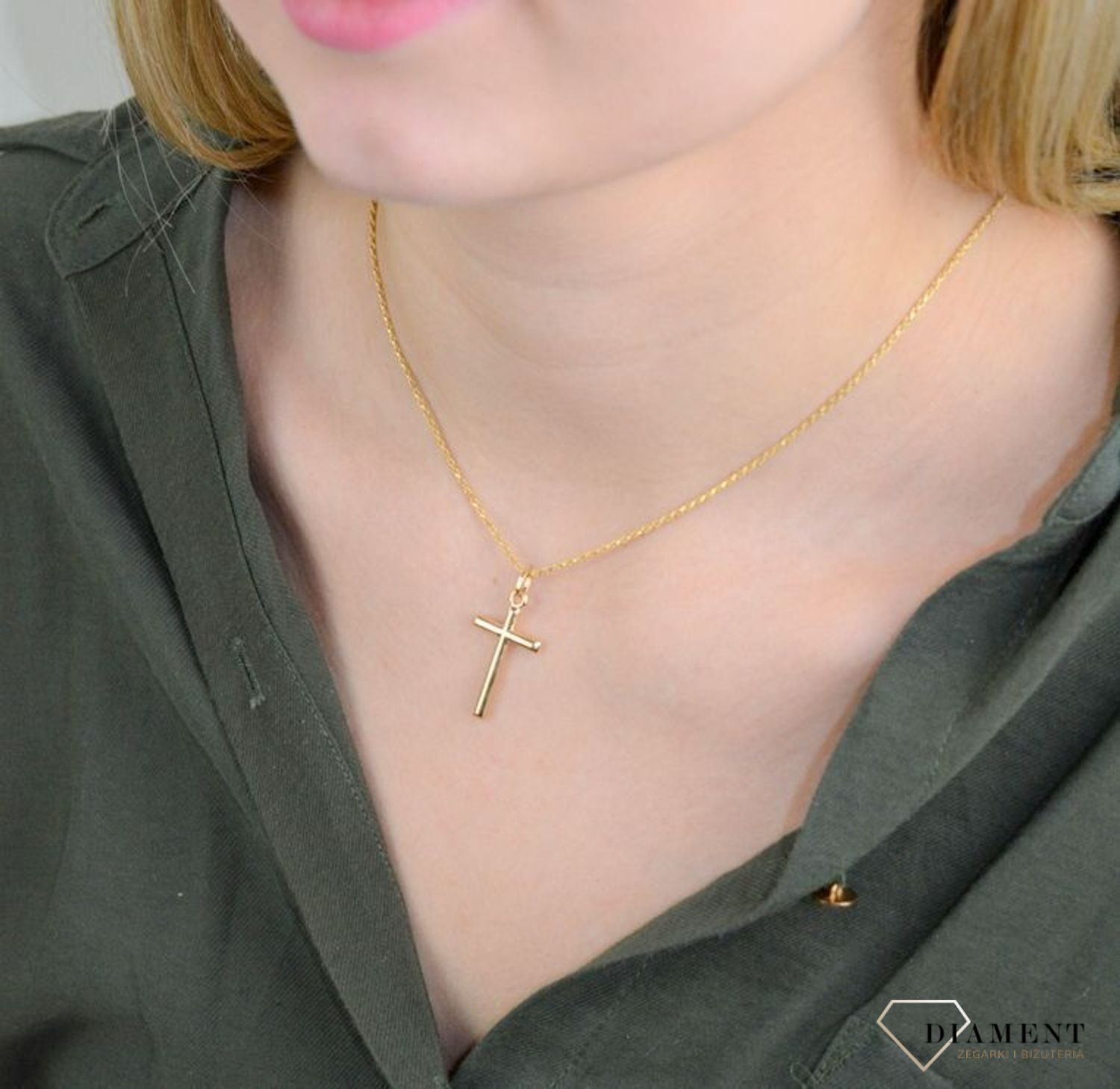 Złota zawieszka 585 krzyżyk gładki DIA-ZAW-8084-585.  Powierzchnia krzyża jest gładka, co daje bardzo ładny, ciekawy efekt. Krzyżyk został wytworzony z niezwykłą starannością i dbałością o każdy szczegół. Biżuteria sakralna to.jpg