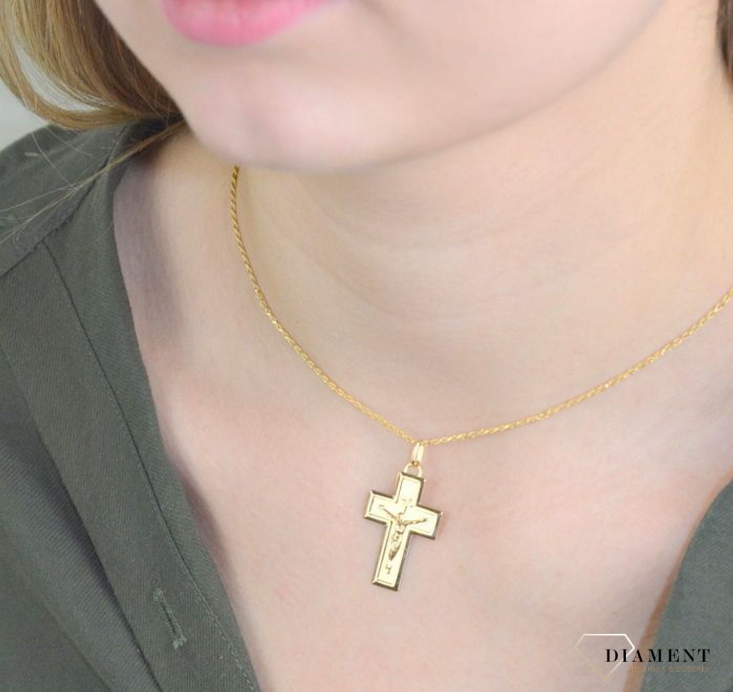 Złota zawieszka 585 grawerowany z Jezusem DIA-ZAW-8085-585. Złoty wisiorek o kształcie krzyżyka z wizerunkiem został wykonany z wysokiej próby złota 585 w kolorze żółtego złota. Zawieszka wykonana z niezwykłą starannością i d.jpg