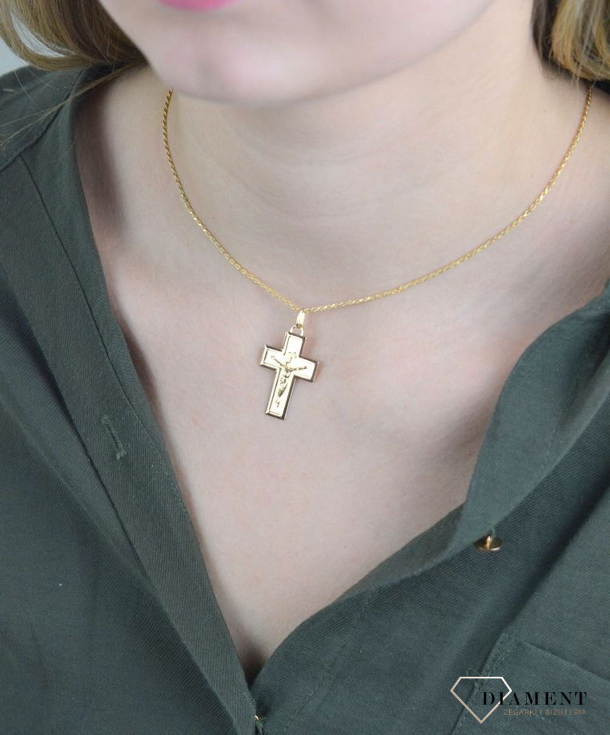 Złota zawieszka 585 grawerowany z Jezusem DIA-ZAW-8085-585. Złoty wisiorek o kształcie krzyżyka z wizerunkiem został wykonany z wysokiej próby złota 585 w kolorze żółtego złota. Zawieszka wykonana z niezwykłą starannością i d.jpg