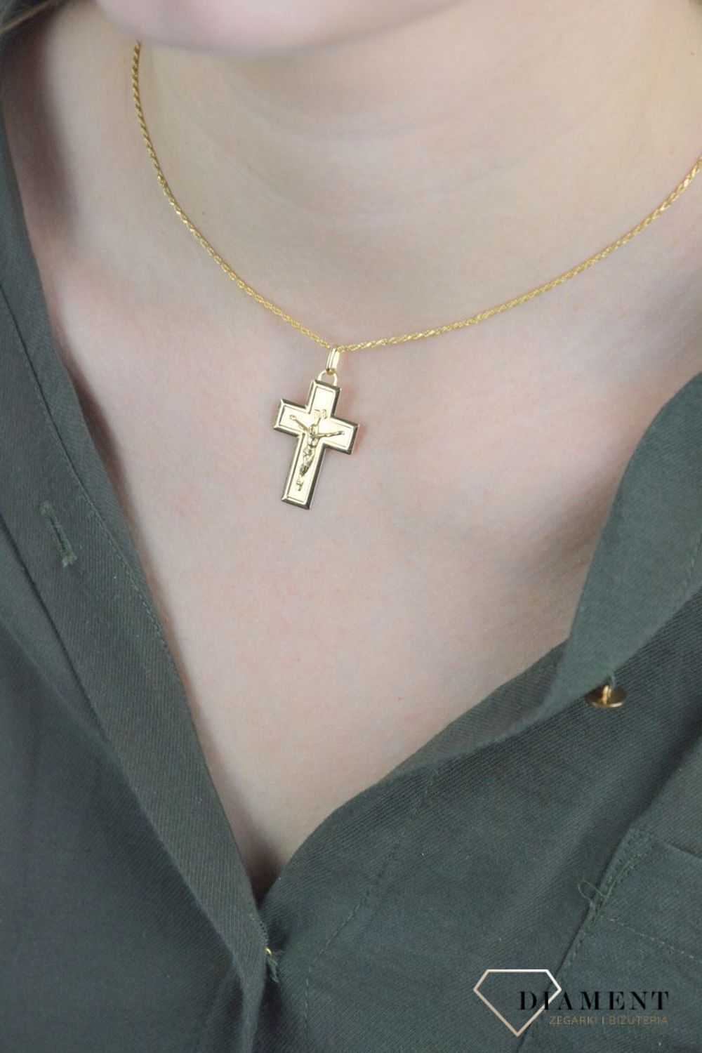 Złota zawieszka 585 grawerowany z Jezusem DIA-ZAW-8085-585. Złoty wisiorek o kształcie krzyżyka z wizerunkiem został wykonany z wysokiej próby złota 585 w kolorze żółtego złota. Zawieszka wykonana z niezwykłą starannością i d.jpg