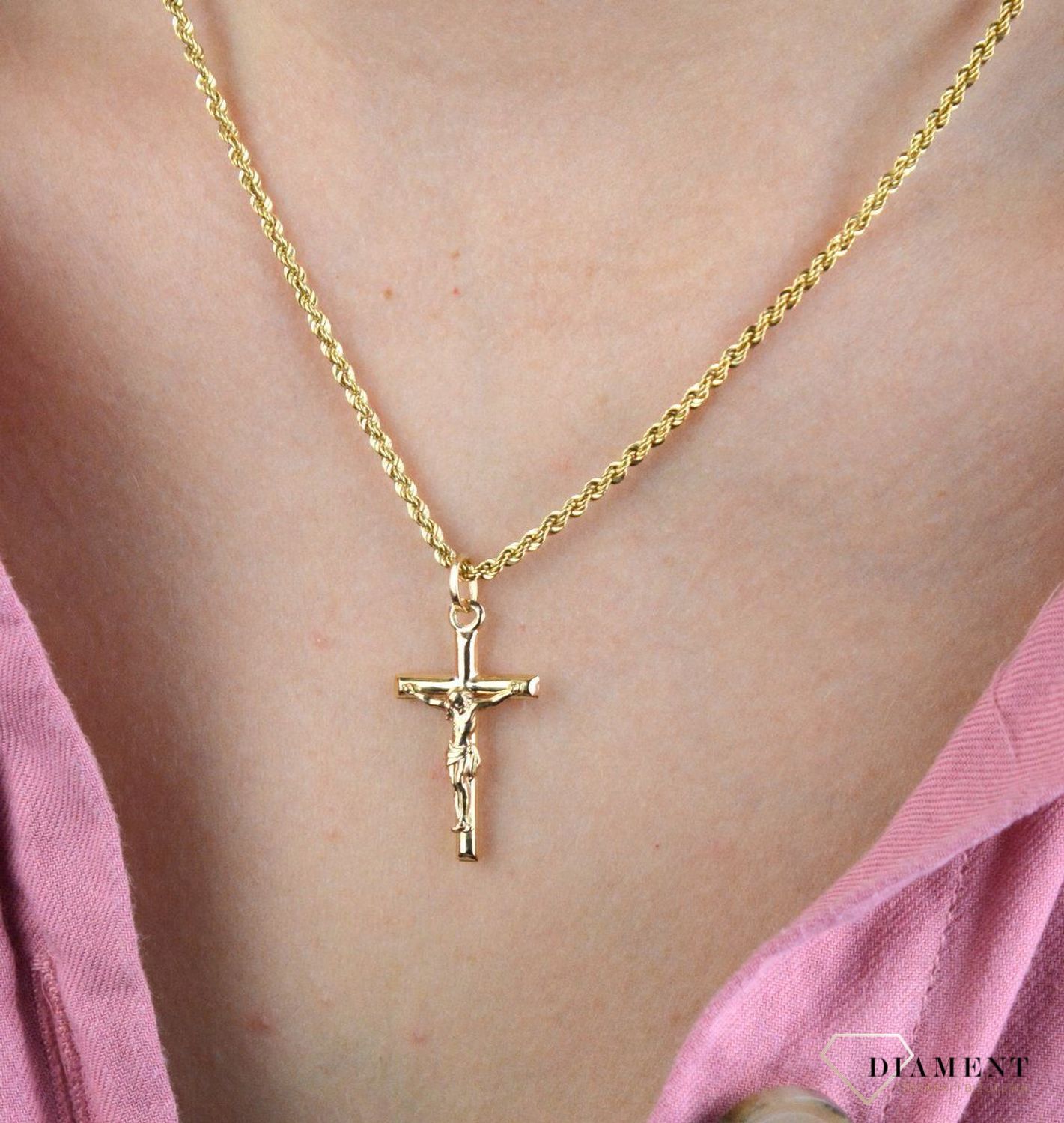 Złota zawieszka 585 krzyżyk z wizerunkiem Jezusa 2,4 cm DIA-ZAW-8086-585. Zawieszka wykonana z niezwykłą starannością i dbałością o szczegóły. Krzyżyk będzie wspaniałą pamiątką i prezentem na różne okazje jak chrzest, bierzmow.jpg