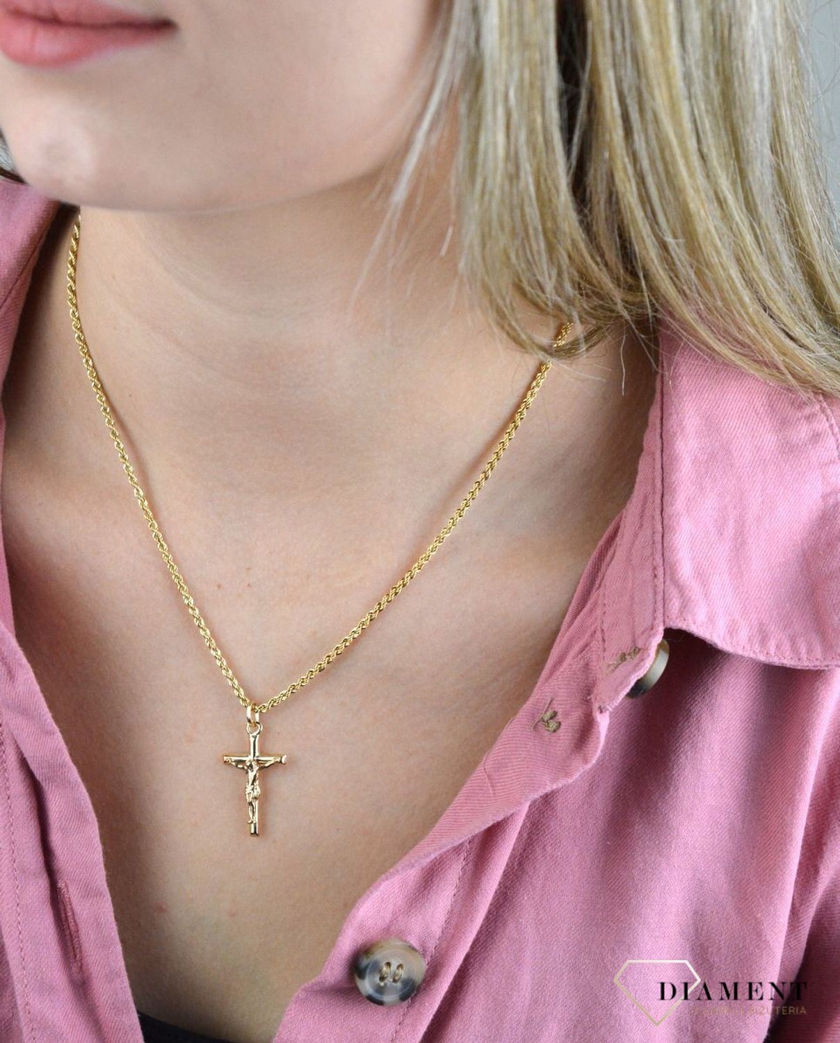 Złota zawieszka 585 krzyżyk z wizerunkiem Jezusa 2,4 cm DIA-ZAW-8086-585. Zawieszka wykonana z niezwykłą starannością i dbałością o szczegóły. Krzyżyk będzie wspaniałą pamiątką i prezentem na różne okazje jak chrzest, bierzmow.jpg