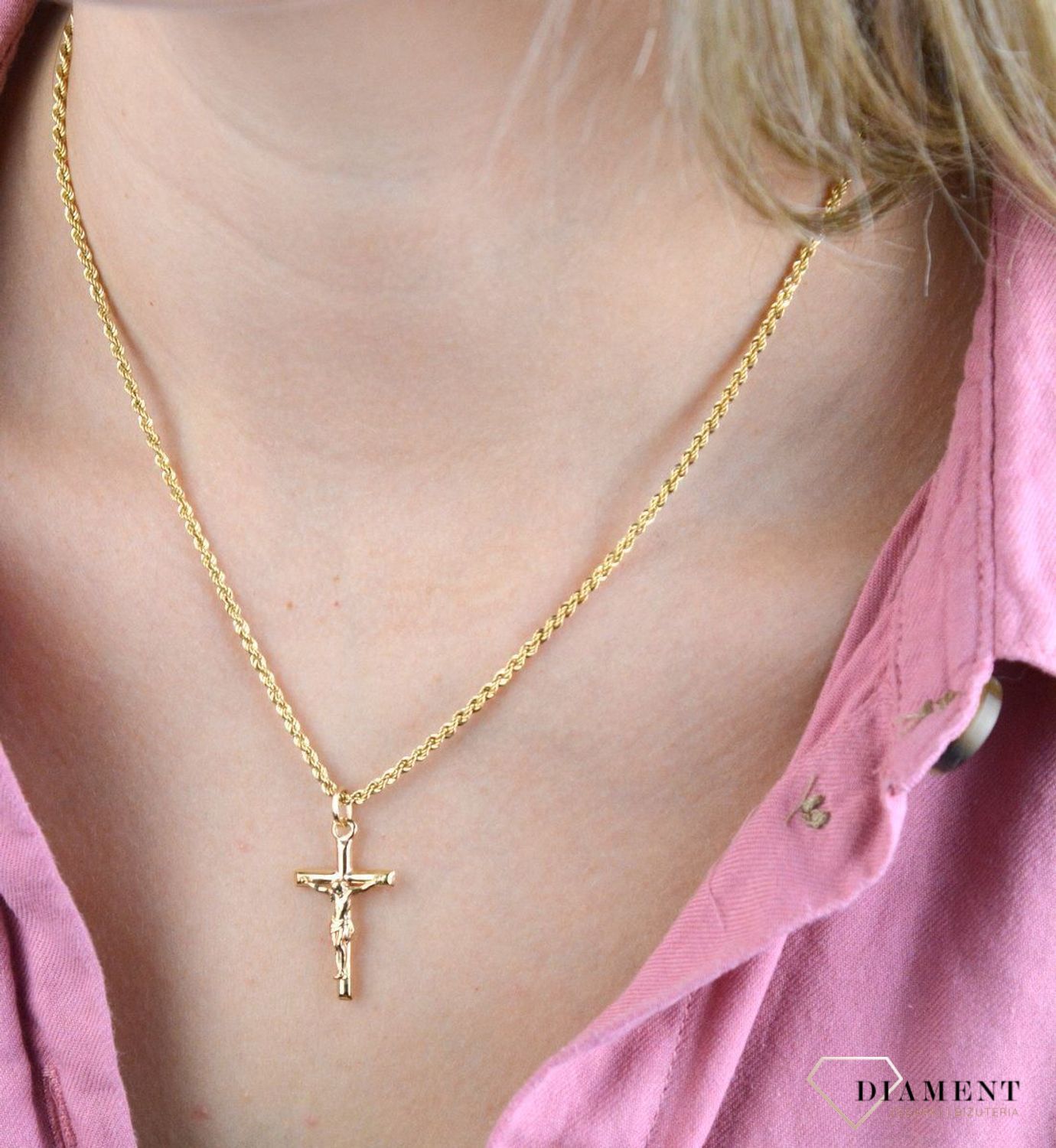 Złota zawieszka 585 krzyżyk z wizerunkiem Jezusa 2,4 cm DIA-ZAW-8086-585. Zawieszka wykonana z niezwykłą starannością i dbałością o szczegóły. Krzyżyk będzie wspaniałą pamiątką i prezentem na różne okazje jak chrzest, bierzmow.jpg