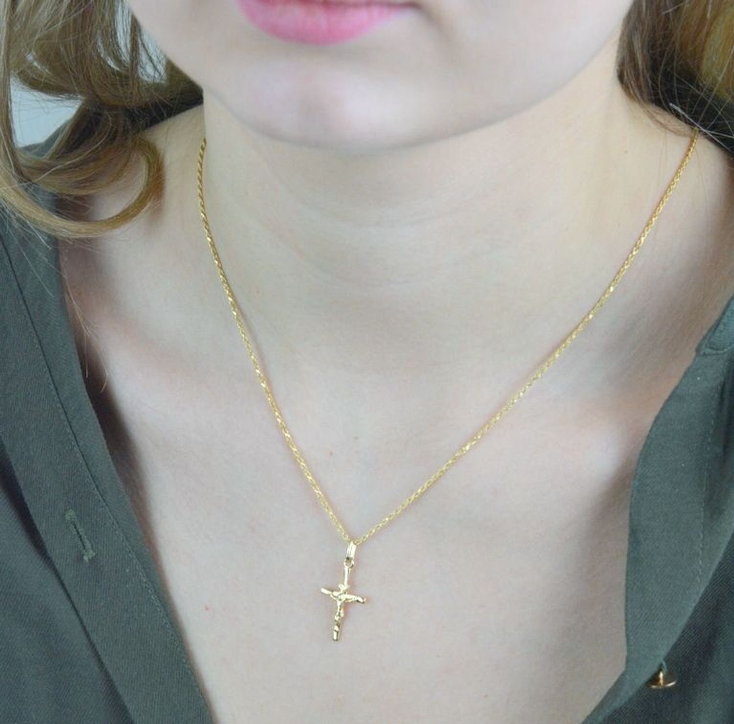 Złota zawieszka 585 krzyżyk z wizerunkiem Jezusa DIA-ZAW-8087-585. Zawieszka wykonana z niezwykłą starannością i dbałością o szczegóły. Krzyżyk będzie wspaniałą pamiątką i prezentem na różne okazje jak chrzest, bierzmowanie cz.jpg