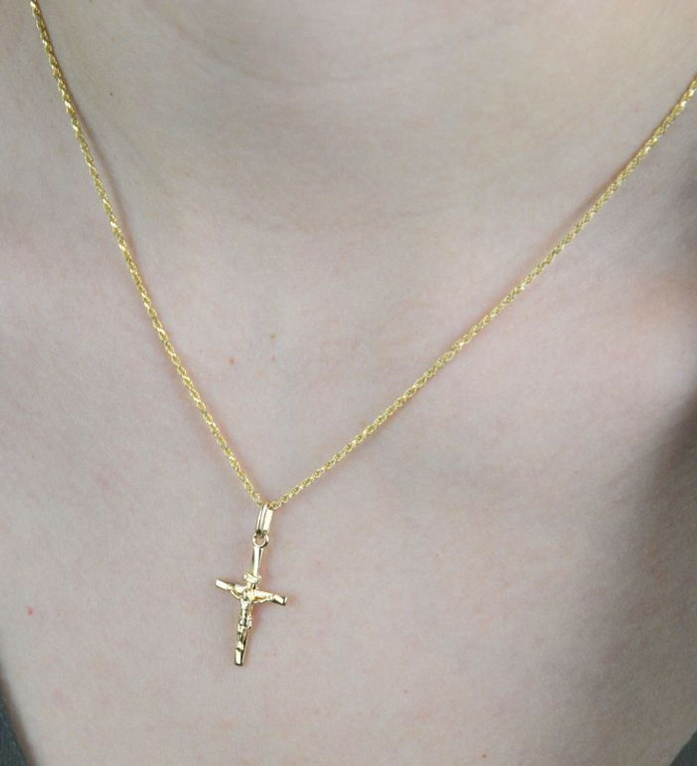 Złota zawieszka 585 krzyżyk z wizerunkiem Jezusa DIA-ZAW-8087-585. Zawieszka wykonana z niezwykłą starannością i dbałością o szczegóły. Krzyżyk będzie wspaniałą pamiątką i prezentem na różne okazje jak chrzest, bierzmowanie cz.jpg