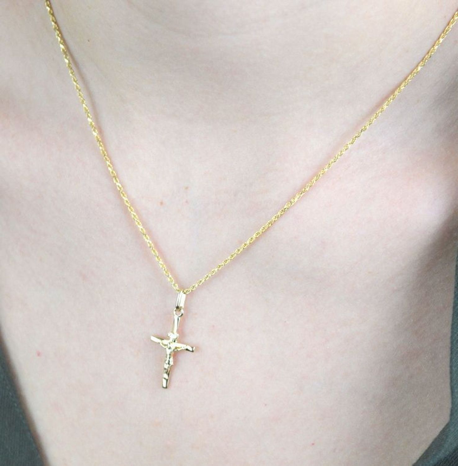 Złota zawieszka 585 krzyżyk z wizerunkiem Jezusa DIA-ZAW-8087-585. Zawieszka wykonana z niezwykłą starannością i dbałością o szczegóły. Krzyżyk będzie wspaniałą pamiątką i prezentem na różne okazje jak chrzest, bierzmowanie cz.jpg