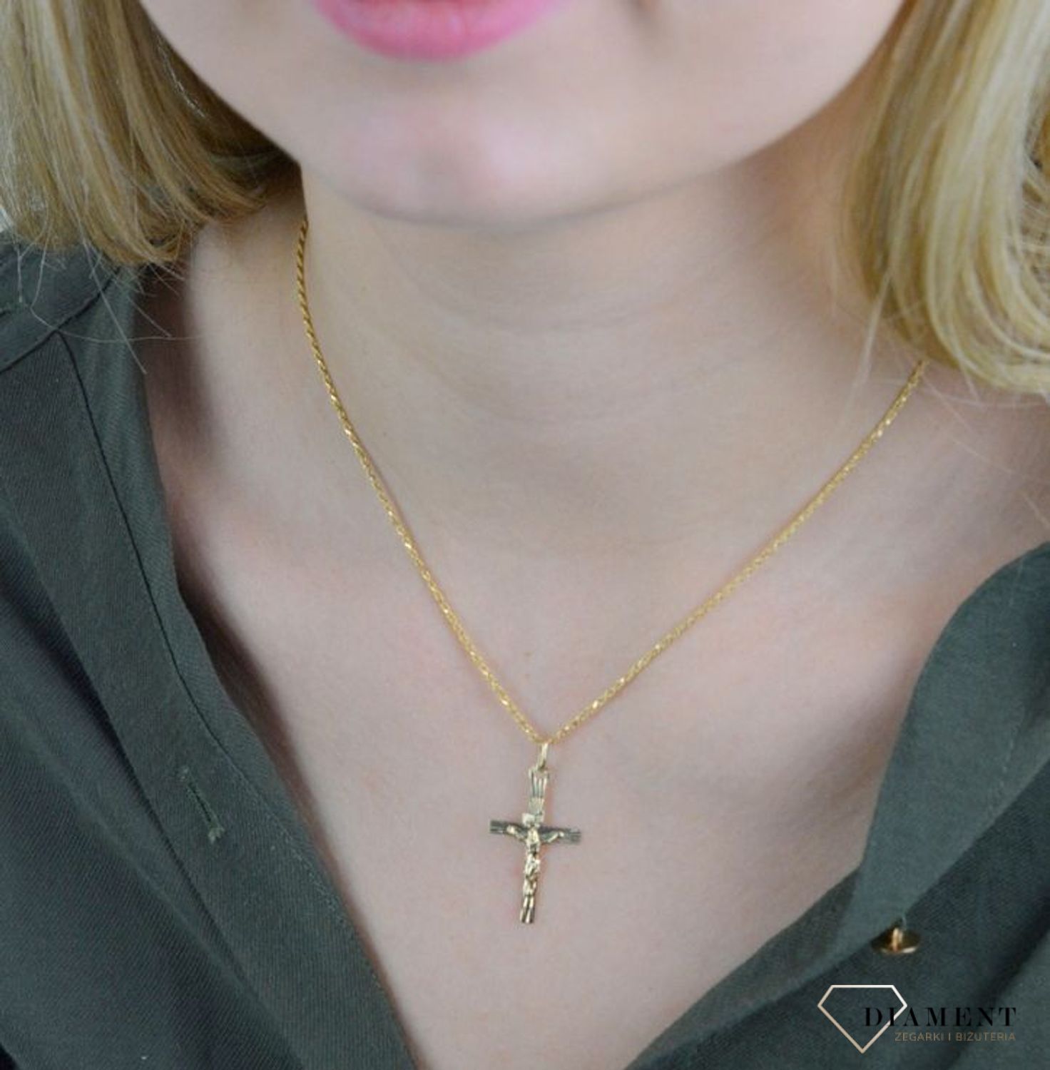 Złota zawieszka 585 na łańcuszek krzyżyk Jezus DIA-ZAW-8088-585.  Zawieszka wykonana z niezwykłą starannością i dbałością o szczegóły. Krzyżyk będzie wspaniałą pamiątką i prezentem na różne okazje jak chrzest, bierzmowanie cz.jpg