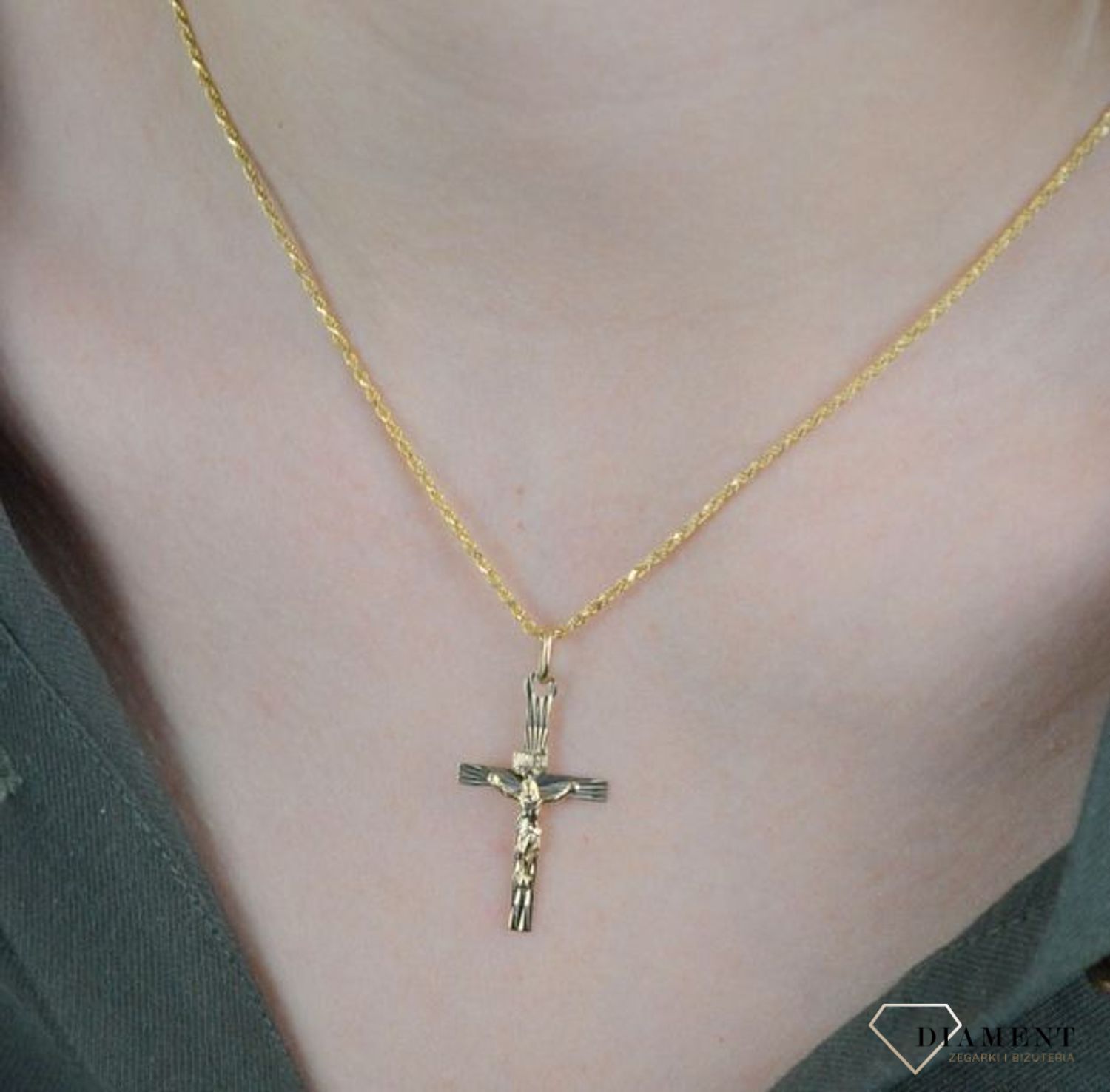 Złota zawieszka 585 na łańcuszek krzyżyk Jezus DIA-ZAW-8088-585.  Zawieszka wykonana z niezwykłą starannością i dbałością o szczegóły. Krzyżyk będzie wspaniałą pamiątką i prezentem na różne okazje jak chrzest, bierzmowanie cz.jpg