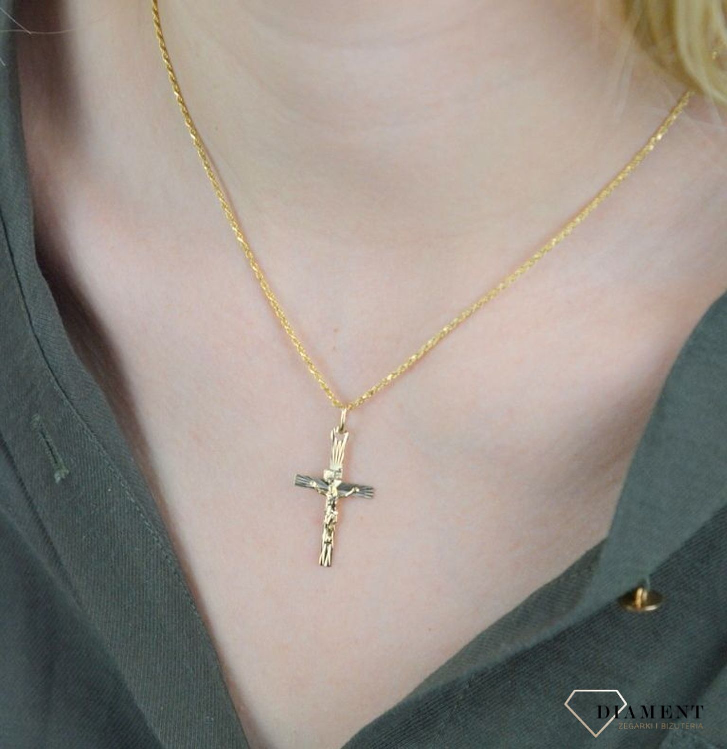 Złota zawieszka 585 na łańcuszek krzyżyk Jezus DIA-ZAW-8088-585.  Zawieszka wykonana z niezwykłą starannością i dbałością o szczegóły. Krzyżyk będzie wspaniałą pamiątką i prezentem na różne okazje jak chrzest, bierzmowanie cz.jpg