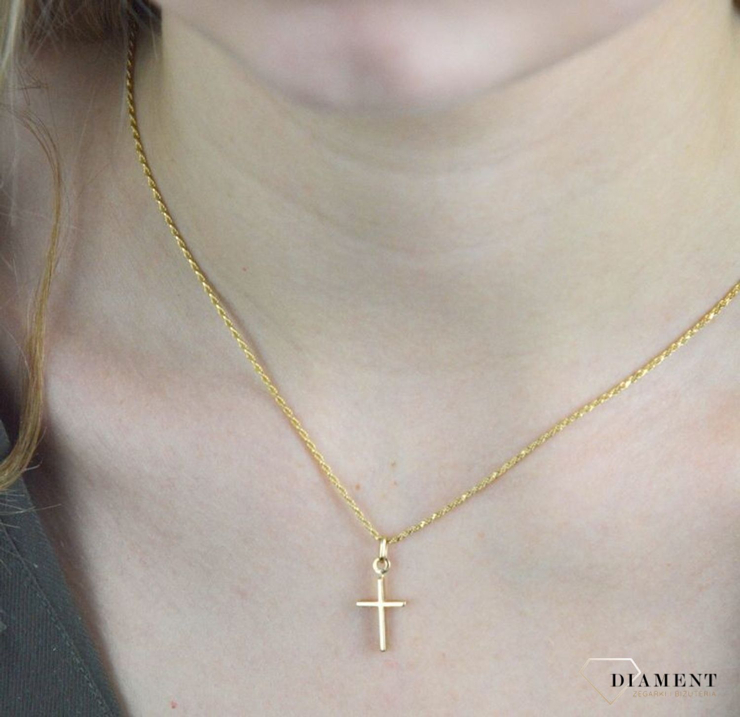 Złota zawieszka 585 delikatny krzyżyk DIA-ZAW-8089-585. Złoty wisiorek o kształcie krzyżyka  został wykonany z wysokiej próby złota 585 w kolorze żółtego złota. Zawieszka wykonana z niezwykłą starannością i dbałością o szczeg.jpg