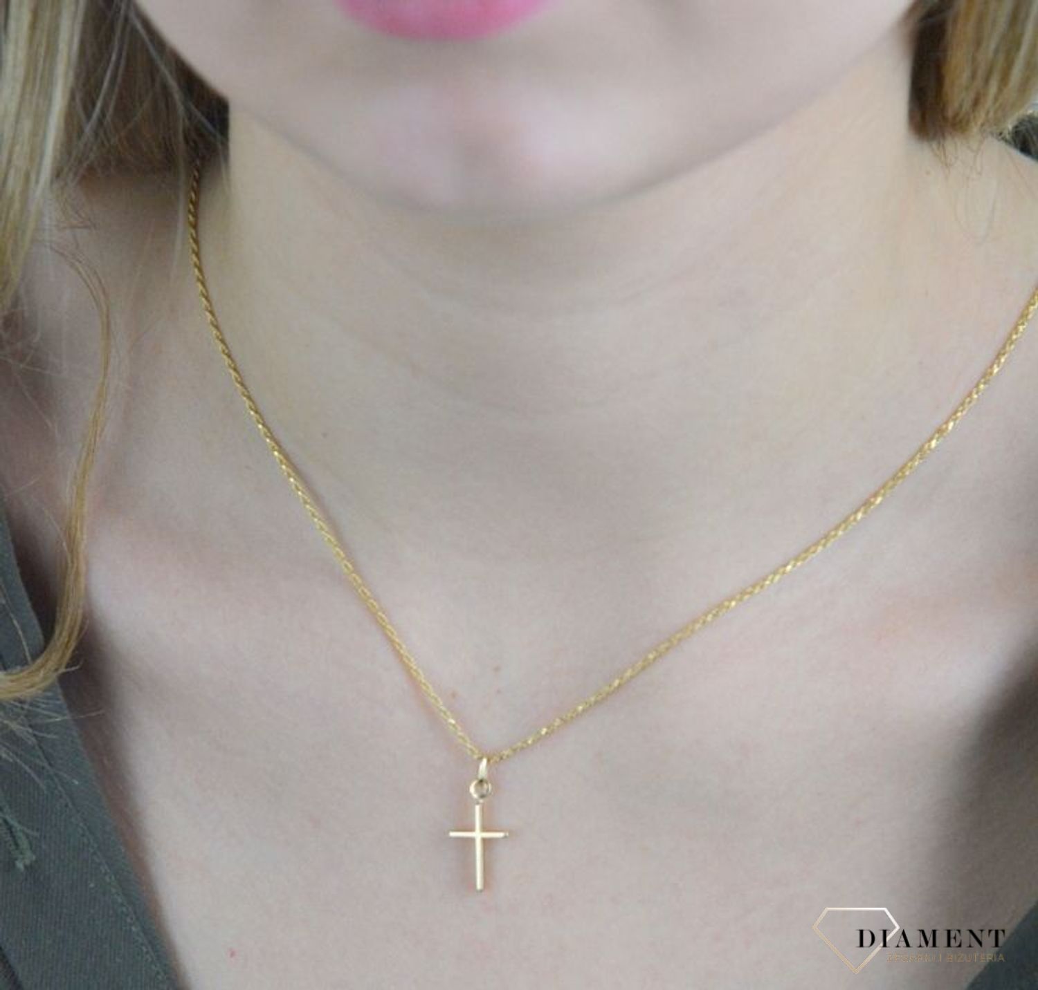 Złota zawieszka 585 delikatny krzyżyk DIA-ZAW-8089-585. Złoty wisiorek o kształcie krzyżyka  został wykonany z wysokiej próby złota 585 w kolorze żółtego złota. Zawieszka wykonana z niezwykłą starannością i dbałością o szczeg.jpg