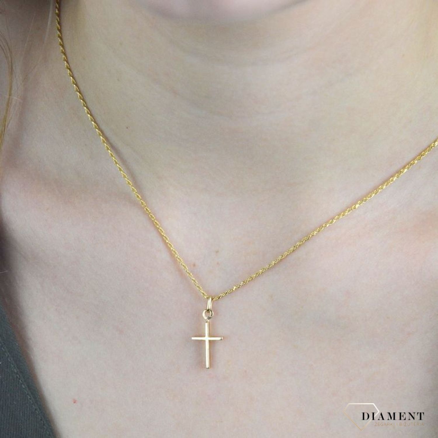 Złota zawieszka 585 delikatny krzyżyk DIA-ZAW-8089-585. Złoty wisiorek o kształcie krzyżyka  został wykonany z wysokiej próby złota 585 w kolorze żółtego złota. Zawieszka wykonana z niezwykłą starannością i dbałością o szczeg.jpg