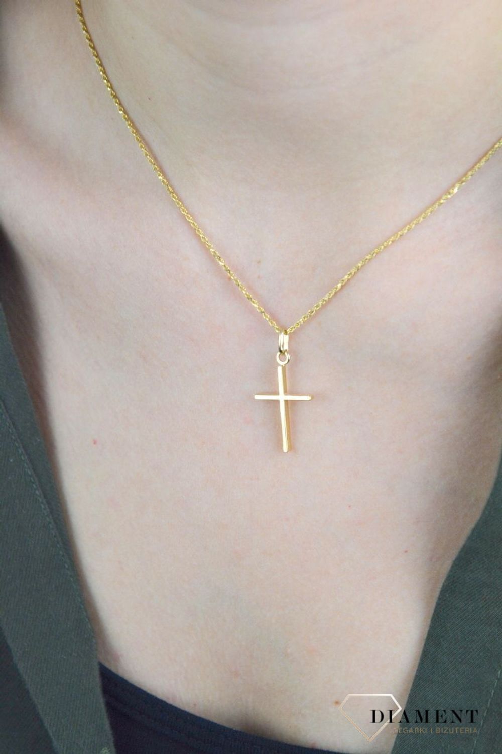 Złota zawieszka 585 krzyżyk DIA-ZAW-8090-585. Złoty wisiorek o kształcie krzyżyka z wizerunkiem został wykonany z wysokiej próby złota 585 w kolorze żółtego złota. Zawieszka wykonana z niezwykłą starannością i dbałością o szc.jpg