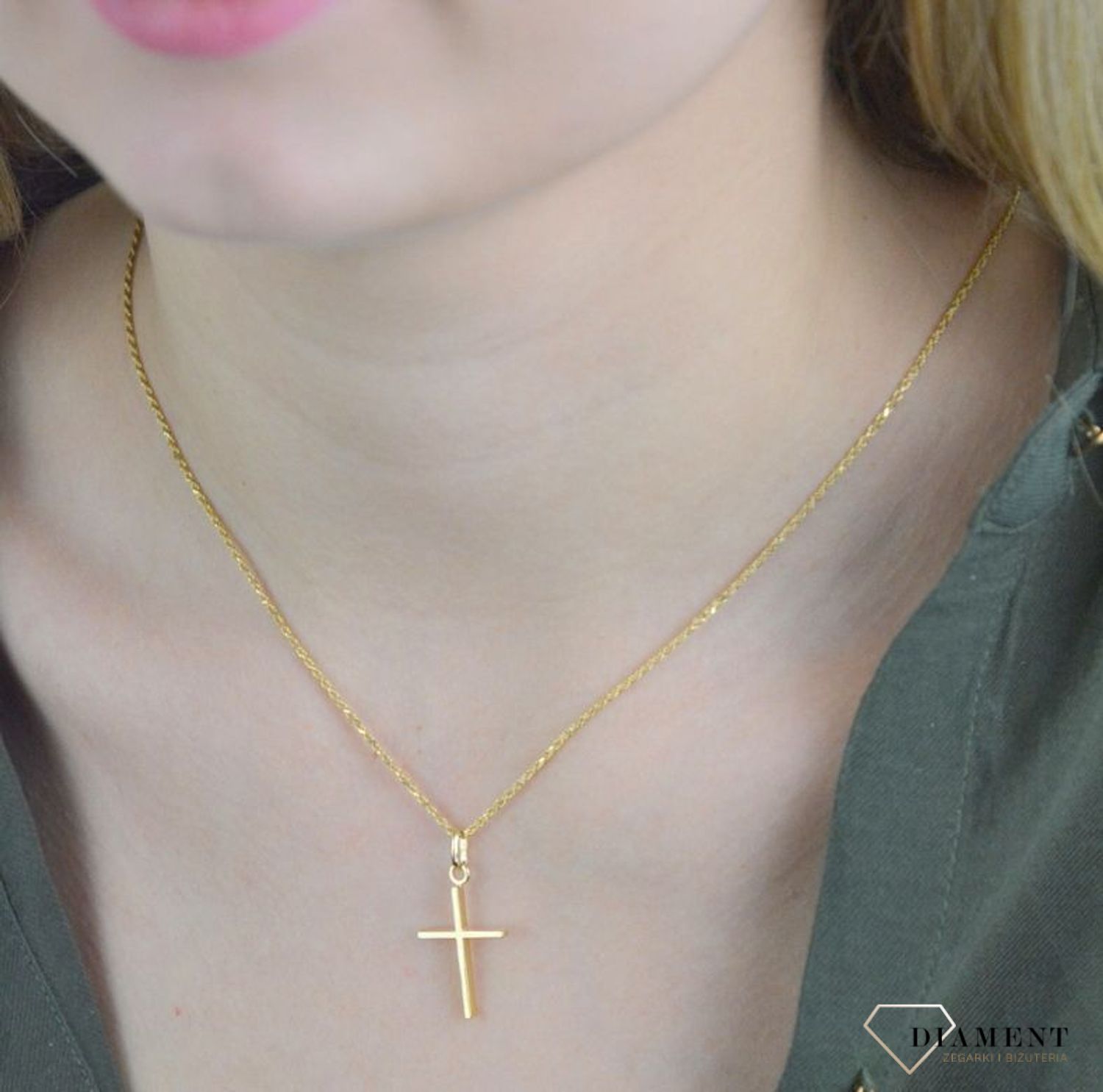 Złota zawieszka 585 krzyżyk DIA-ZAW-8090-585. Złoty wisiorek o kształcie krzyżyka z wizerunkiem został wykonany z wysokiej próby złota 585 w kolorze żółtego złota. Zawieszka wykonana z niezwykłą starannością i dbałością o szc.jpg