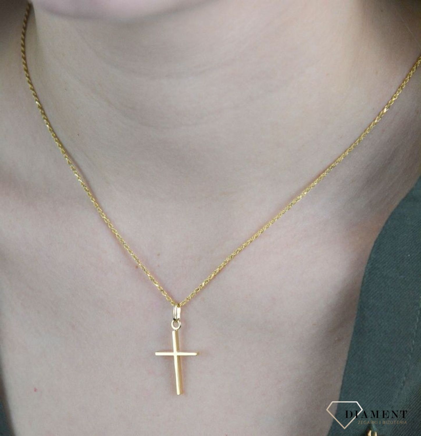Złota zawieszka 585 krzyżyk DIA-ZAW-8090-585. Złoty wisiorek o kształcie krzyżyka z wizerunkiem został wykonany z wysokiej próby złota 585 w kolorze żółtego złota. Zawieszka wykonana z niezwykłą starannością i dbałością o szc.jpg