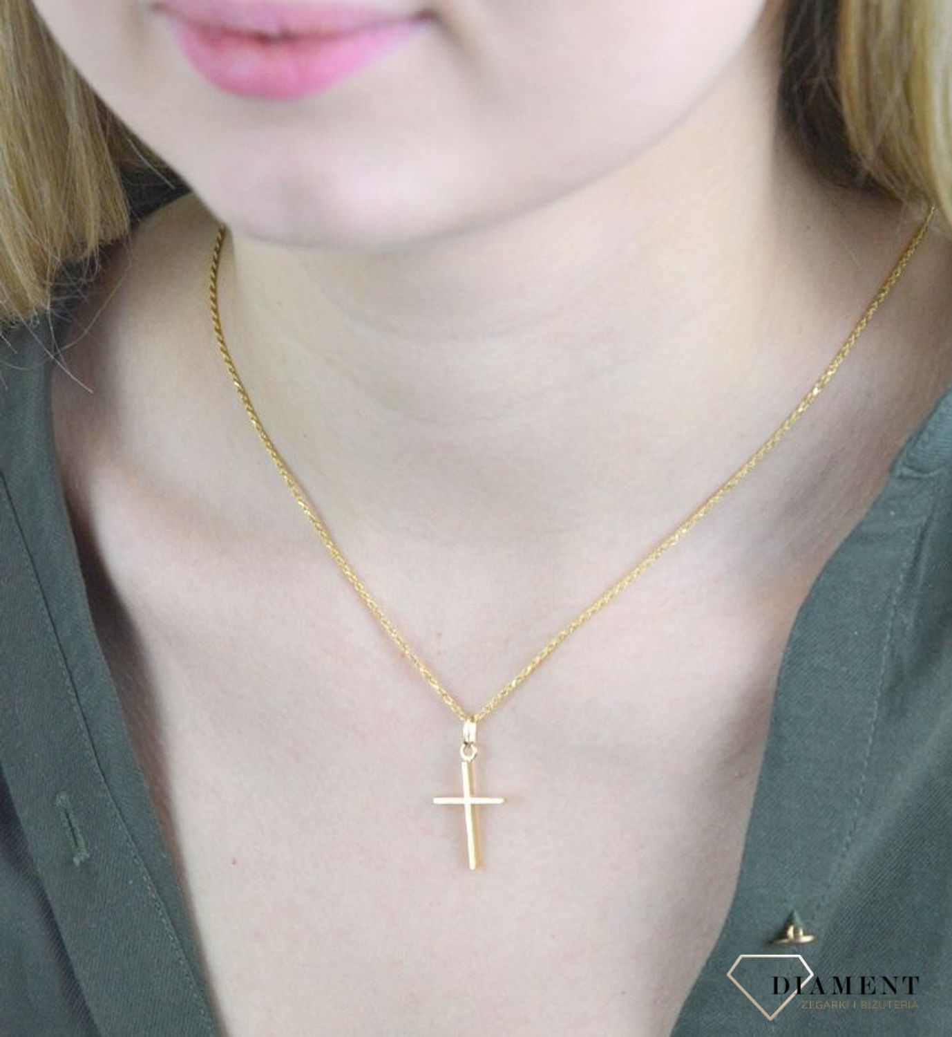 Złota zawieszka 585 krzyżyk DIA-ZAW-8090-585. Złoty wisiorek o kształcie krzyżyka z wizerunkiem został wykonany z wysokiej próby złota 585 w kolorze żółtego złota. Zawieszka wykonana z niezwykłą starannością i dbałością o szc.jpg