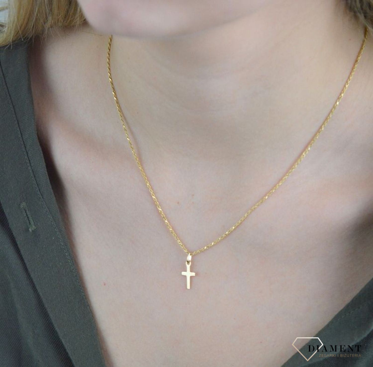 Złota zawieszka 585 krzyżyk gładki DIA-ZAW-8091-585. Zawieszka wykonana z niezwykłą starannością i dbałością o szczegóły. Krzyżyk będzie wspaniałą pamiątką i prezentem na różne okazje jak chrzest, bierzmowanie czy pierwsza ko.jpg