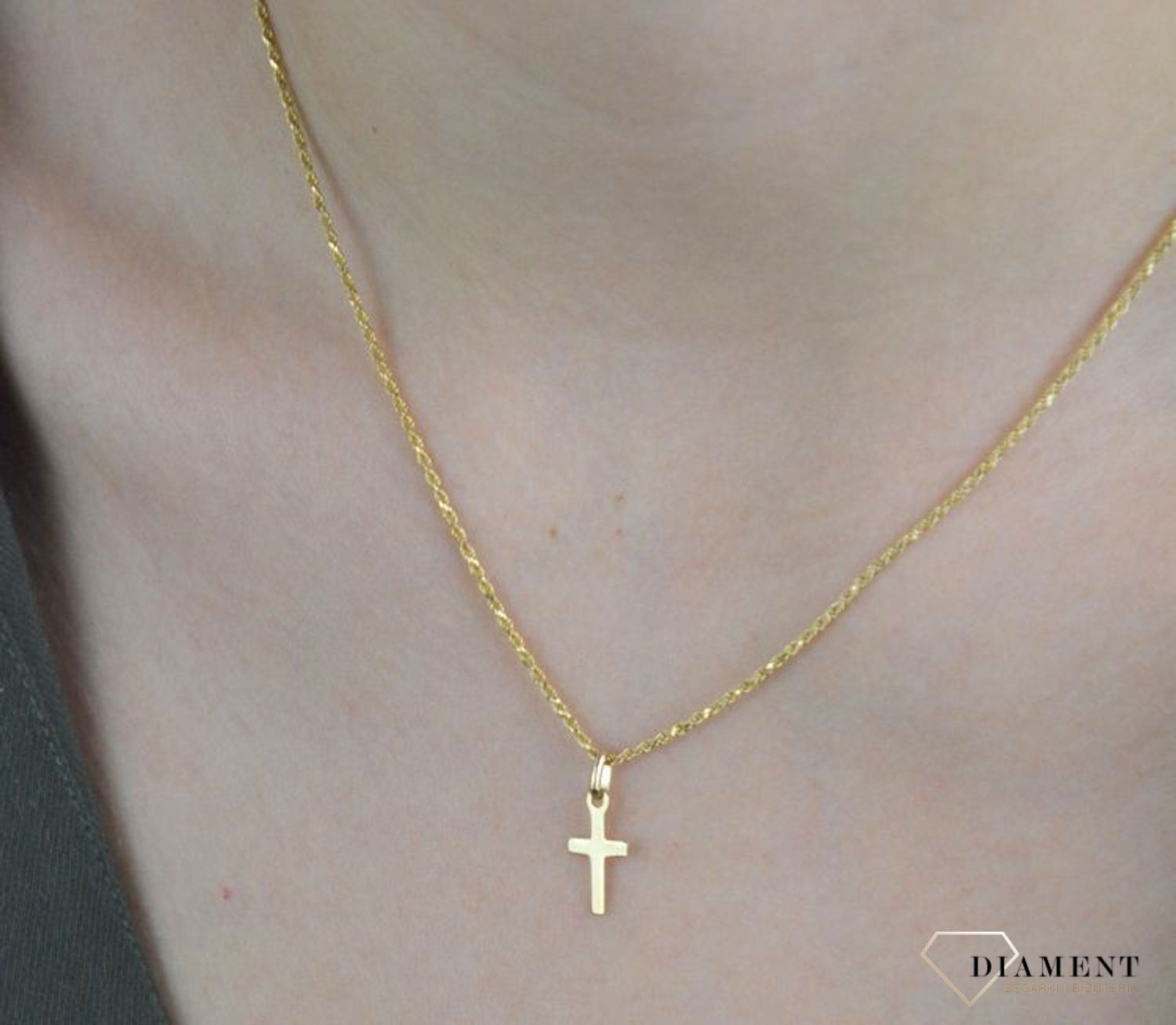 Złota zawieszka 585 krzyżyk gładki DIA-ZAW-8091-585. Zawieszka wykonana z niezwykłą starannością i dbałością o szczegóły. Krzyżyk będzie wspaniałą pamiątką i prezentem na różne okazje jak chrzest, bierzmowanie czy pierwsza ko.jpg