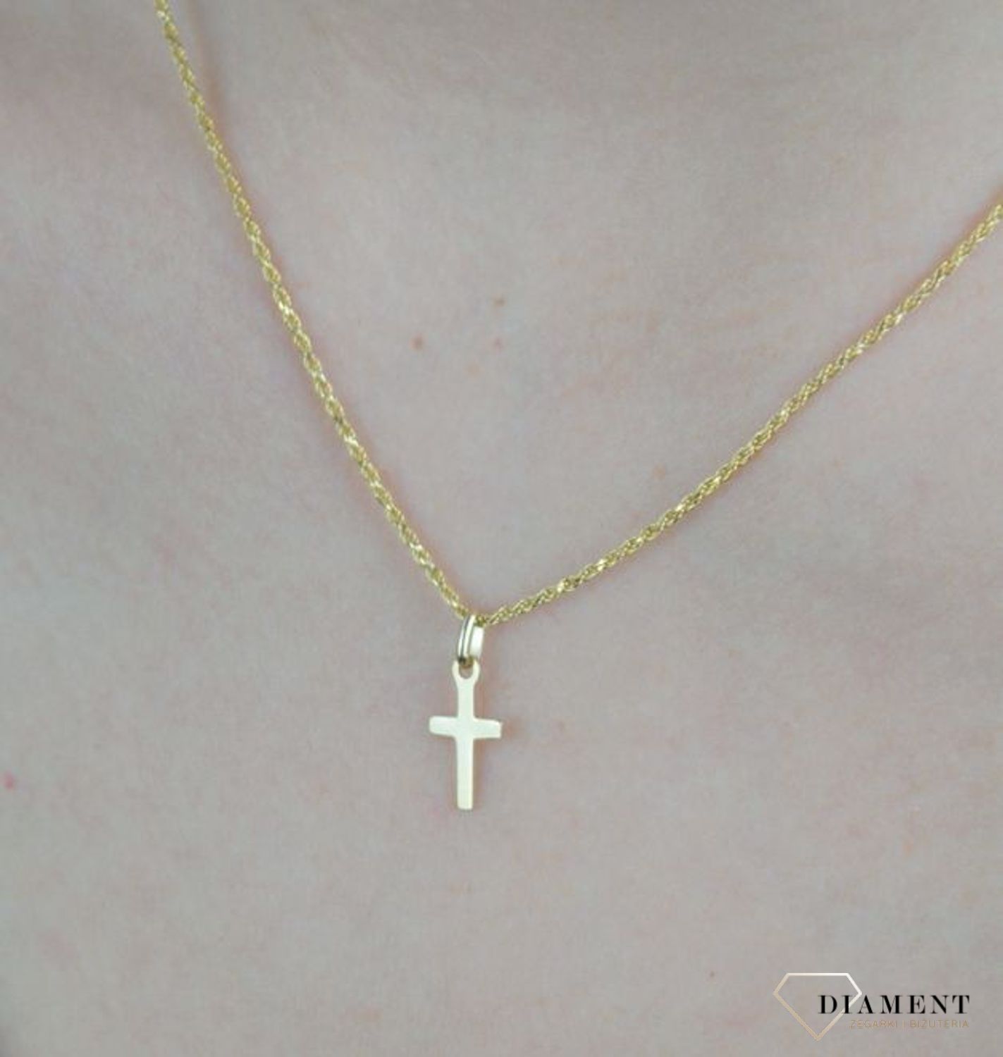 Złota zawieszka 585 krzyżyk gładki DIA-ZAW-8091-585. Zawieszka wykonana z niezwykłą starannością i dbałością o szczegóły. Krzyżyk będzie wspaniałą pamiątką i prezentem na różne okazje jak chrzest, bierzmowanie czy pierwsza ko.jpg