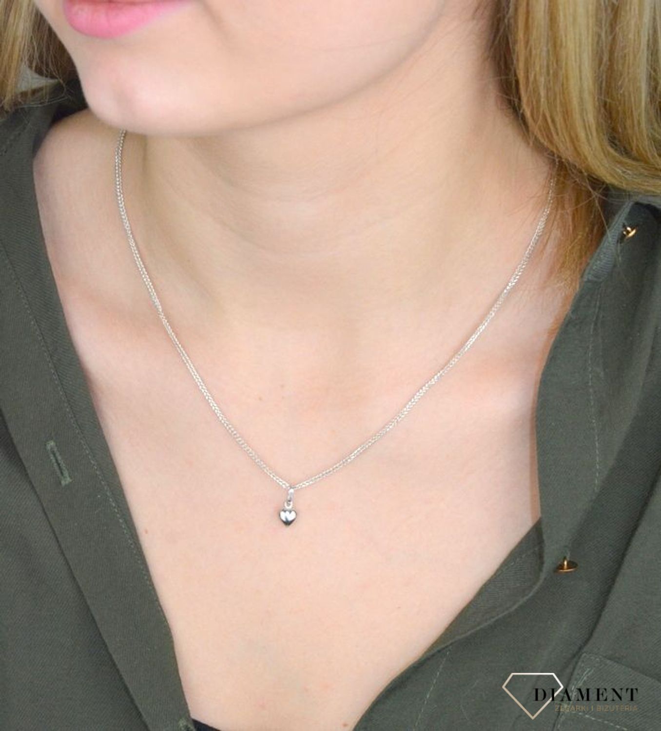 Zawieszka 585 gładkie serce białe złoto DIA-ZAW-8092-585. Zawieszkę wykonano z białego złota próby 585 o wadze 0,45 gram. Do zawieszki można dobrać delikatny złoty łańcuszek, który można znaleźć w naszej ofercie. Skomponowany.jpg