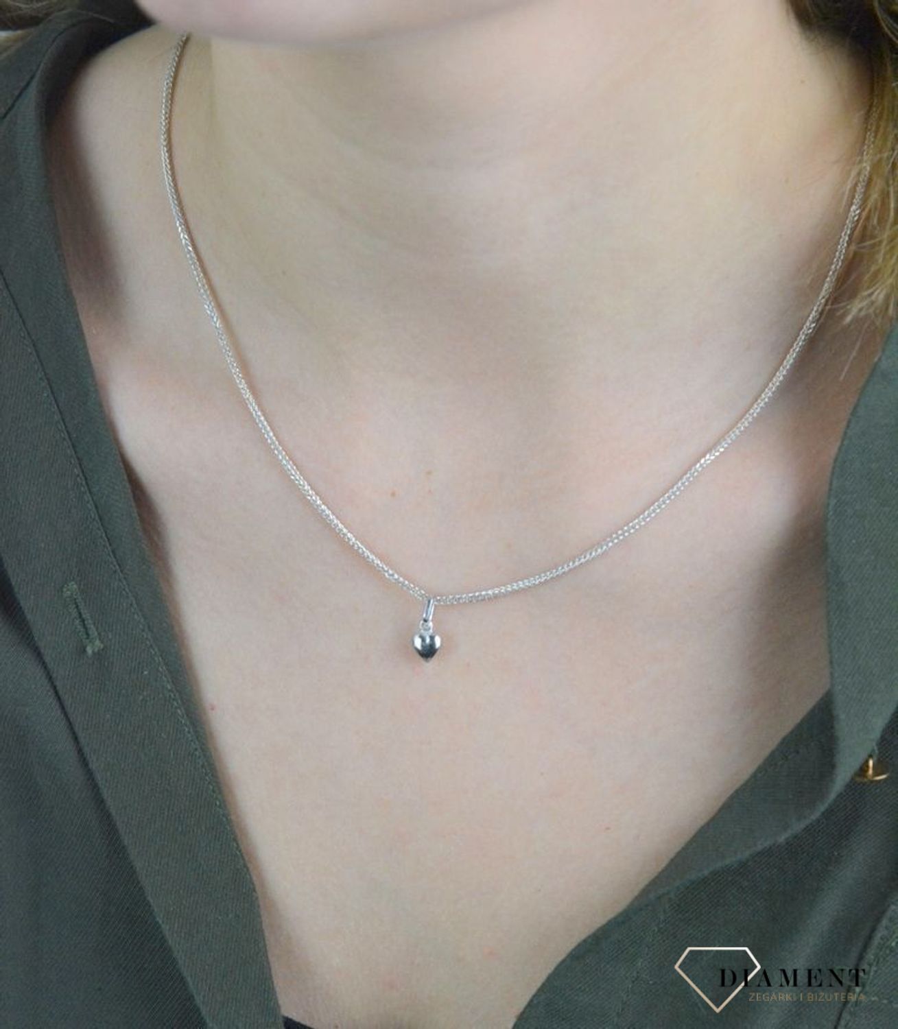 Zawieszka 585 gładkie serce białe złoto DIA-ZAW-8092-585. Zawieszkę wykonano z białego złota próby 585 o wadze 0,45 gram. Do zawieszki można dobrać delikatny złoty łańcuszek, który można znaleźć w naszej ofercie. Skomponowany.jpg