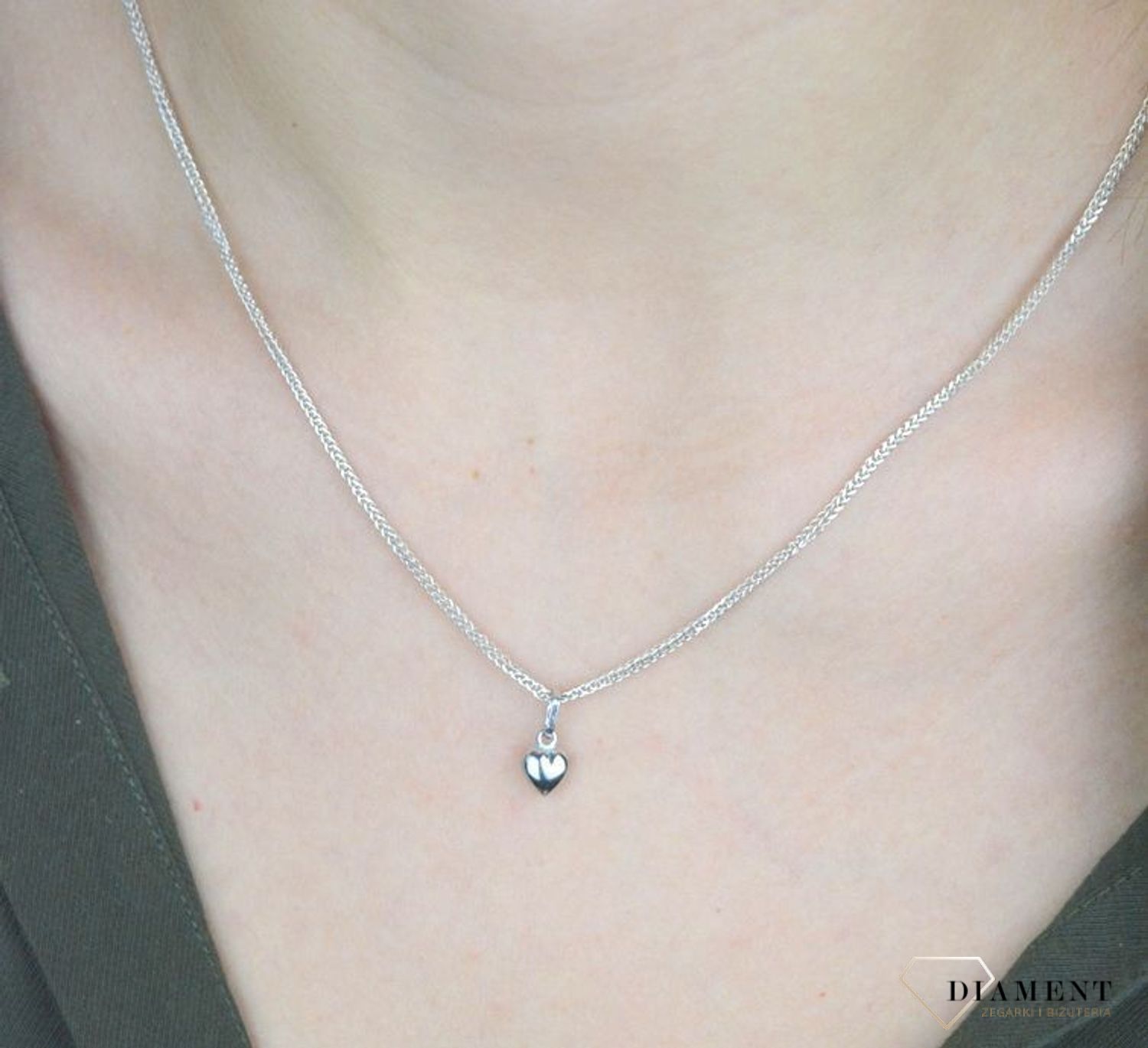 Zawieszka 585 gładkie serce białe złoto DIA-ZAW-8092-585. Zawieszkę wykonano z białego złota próby 585 o wadze 0,45 gram. Do zawieszki można dobrać delikatny złoty łańcuszek, który można znaleźć w naszej ofercie. Skomponowany.jpg