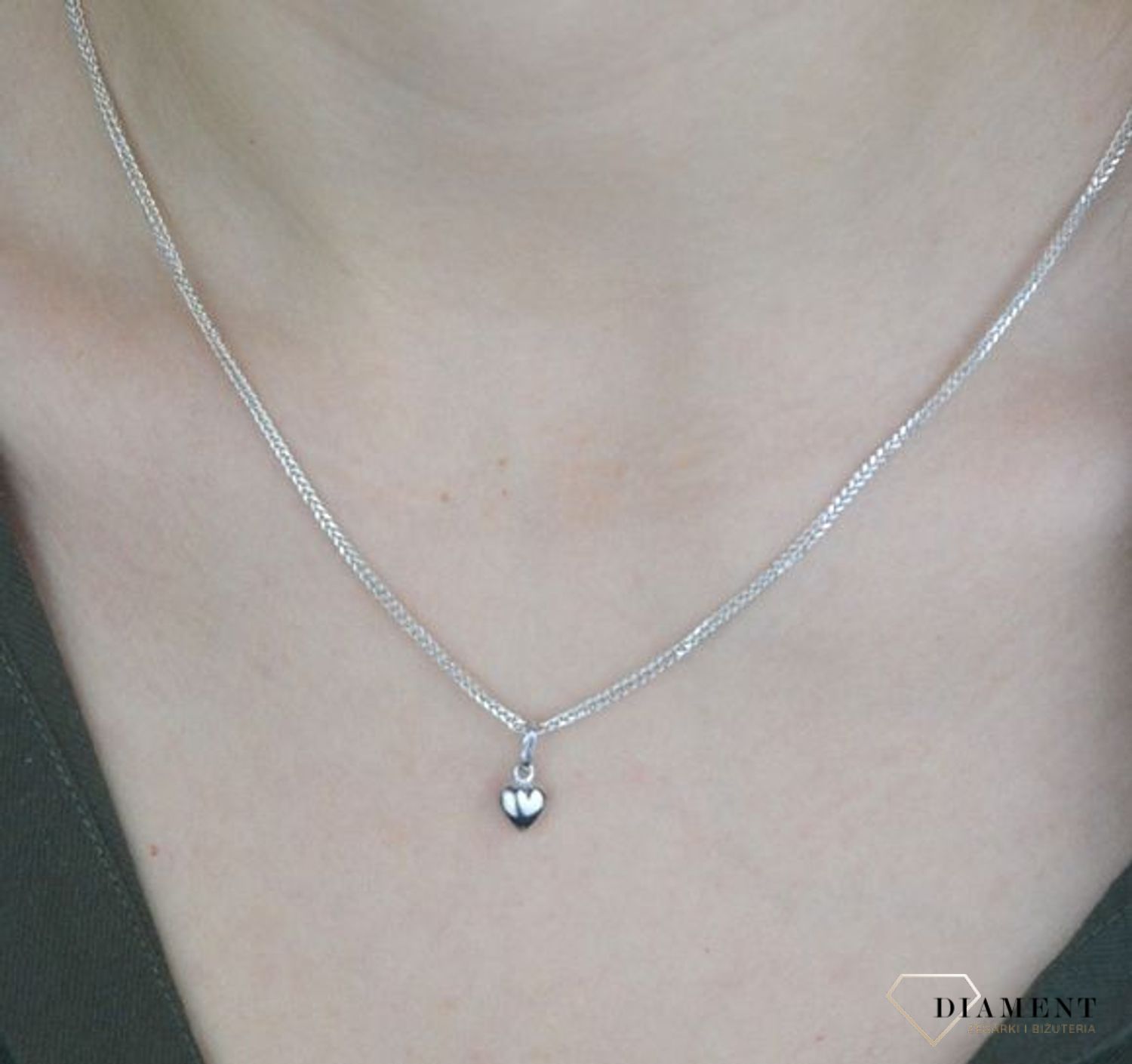 Zawieszka 585 gładkie serce białe złoto DIA-ZAW-8092-585. Zawieszkę wykonano z białego złota próby 585 o wadze 0,45 gram. Do zawieszki można dobrać delikatny złoty łańcuszek, który można znaleźć w naszej ofercie. Skomponowany.jpg