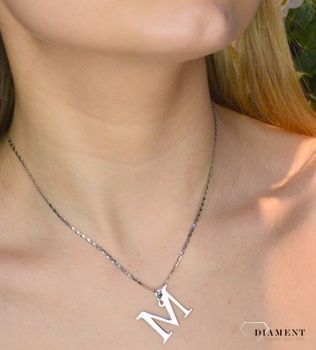 Srebrna zawieszka literka M 2cm DIA-ZAW-81191A-M-925 (3).JPG