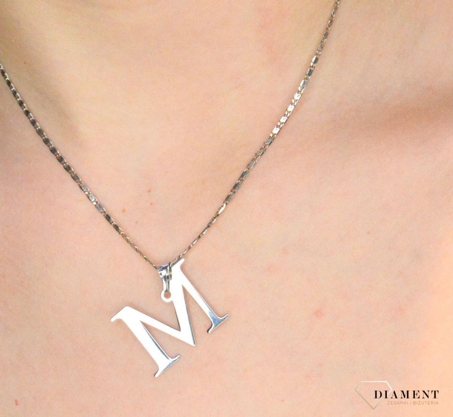 Srebrna zawieszka literka M 2cm DIA-ZAW-81191A-M-925.  Zawieszka ta będzie idealnym pomysłem na prezent dla każdej kobiety. Modny wzór zawieszki będzie się pięknie prezentować na szyi. Subtelny, bardzo elegancki dodatek, który.jpg