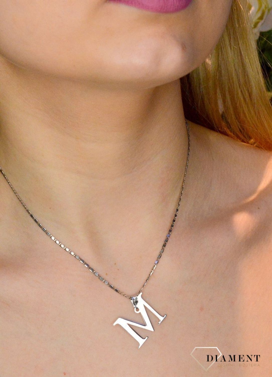 Srebrna zawieszka literka M 2cm DIA-ZAW-81191A-M-925.  Zawieszka ta będzie idealnym pomysłem na prezent dla każdej kobiety. Modny wzór zawieszki będzie się pięknie prezentować na szyi. Subtelny, bardzo elegancki dodatek, który.jpg