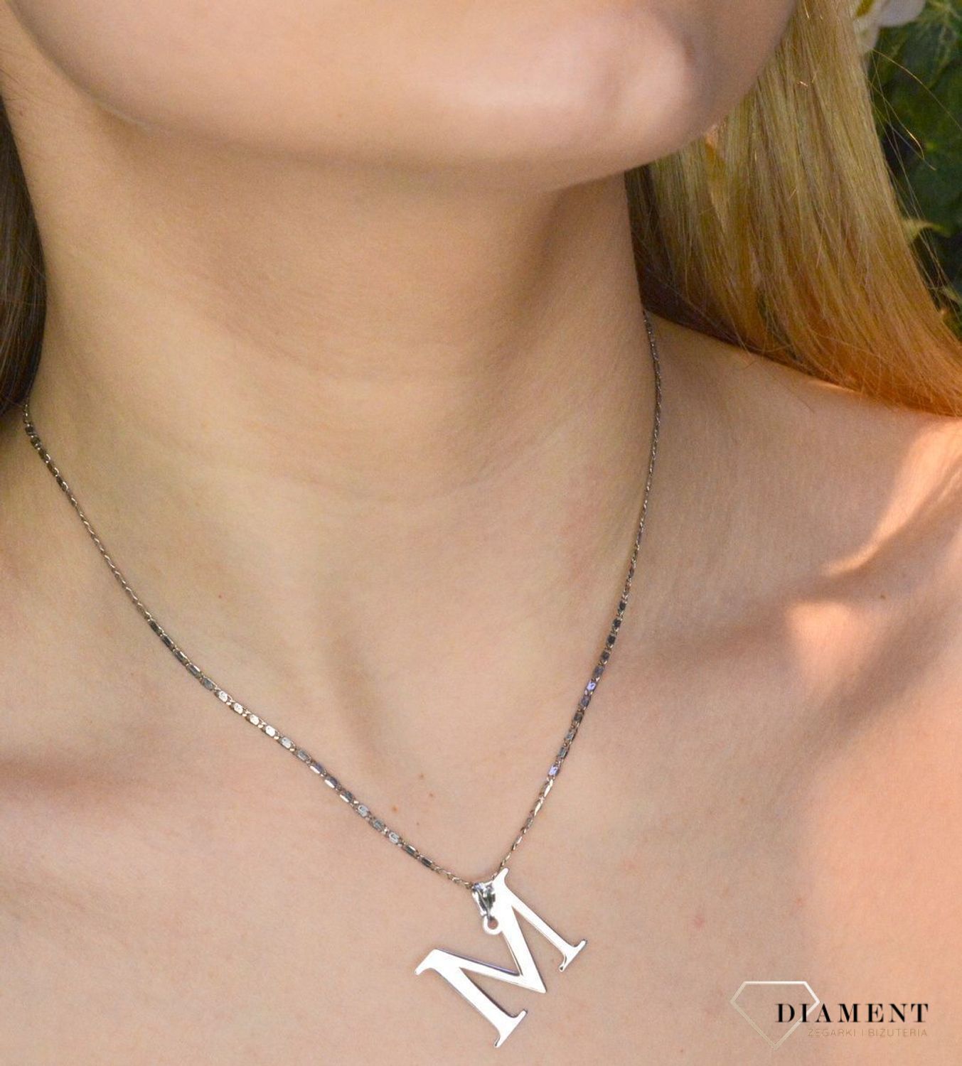 Srebrna zawieszka literka M 2cm DIA-ZAW-81191A-M-925.  Zawieszka ta będzie idealnym pomysłem na prezent dla każdej kobiety. Modny wzór zawieszki będzie się pięknie prezentować na szyi. Subtelny, bardzo elegancki dodatek, który.jpg