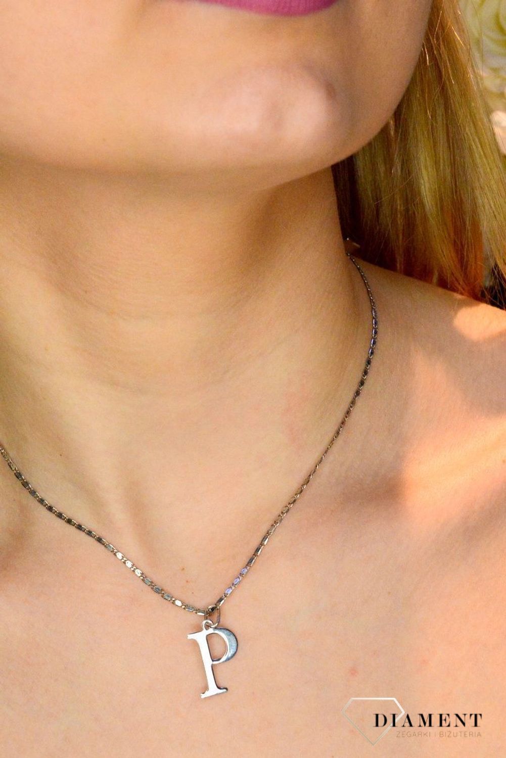 Srebrna zawieszka literka P 2cm DIA-ZAW-81192A-P-925.  Zawieszka ta będzie idealnym pomysłem na prezent dla każdej kobiety. Modny wzór zawieszki będzie się pięknie prezentować na szyi. Subtelny, bardzo elegancki dodatek, który.jpg