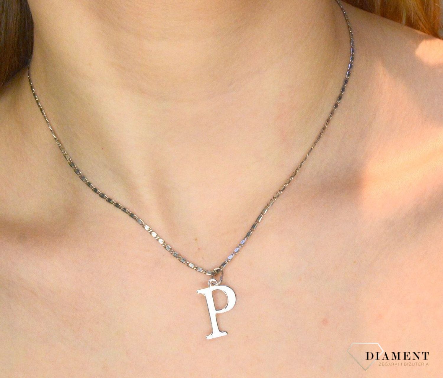 Srebrna zawieszka literka P 2cm DIA-ZAW-81192A-P-925.  Zawieszka ta będzie idealnym pomysłem na prezent dla każdej kobiety. Modny wzór zawieszki będzie się pięknie prezentować na szyi. Subtelny, bardzo elegancki dodatek, który.jpg