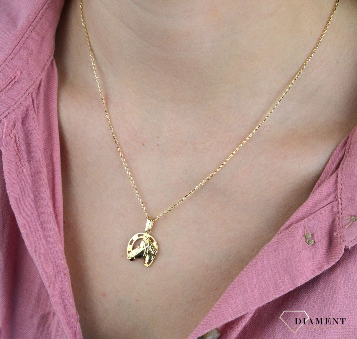 Złota zawieszka 585 podkowa DIA-ZAW-8139-585. Złoty wisiorek w kształcie podkowy z wizerunkiem konia na szczęście. Wisiorek złoty podkowa to bardzo symboliczny model biżuterii. Podkowa od lat jest znakiem szczęścia dla wielu.jpg