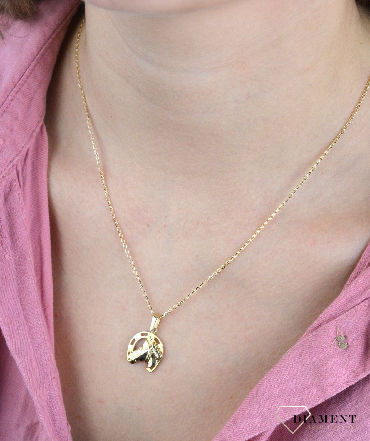 Złota zawieszka 585 podkowa DIA-ZAW-8139-585. Złoty wisiorek w kształcie podkowy z wizerunkiem konia na szczęście. Wisiorek złoty podkowa to bardzo symboliczny model biżuterii. Podkowa od lat jest znakiem szczęścia dla wielu.jpg