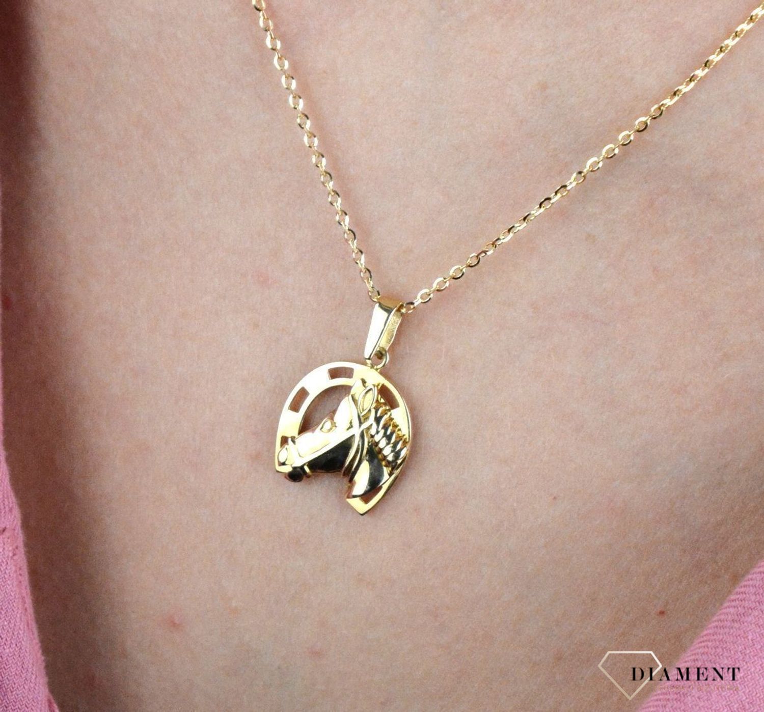 Złota zawieszka 585 podkowa DIA-ZAW-8139-585. Złoty wisiorek w kształcie podkowy z wizerunkiem konia na szczęście. Wisiorek złoty podkowa to bardzo symboliczny model biżuterii. Podkowa od lat jest znakiem szczęścia dla wielu.jpg