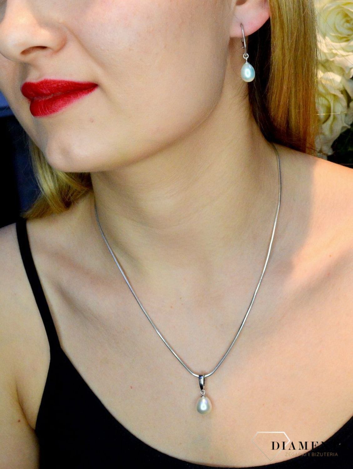 Srebrna zawieszka z perłą DIA-ZAW-8151-925Srebrna zawieszka damska perła z dodatkiem srebra. Zawieszka to idealna proporcje zamknięte w pięknej kompozycji. Zawieszka wykonane z najwyższej jakości srebra próby 925..jpg