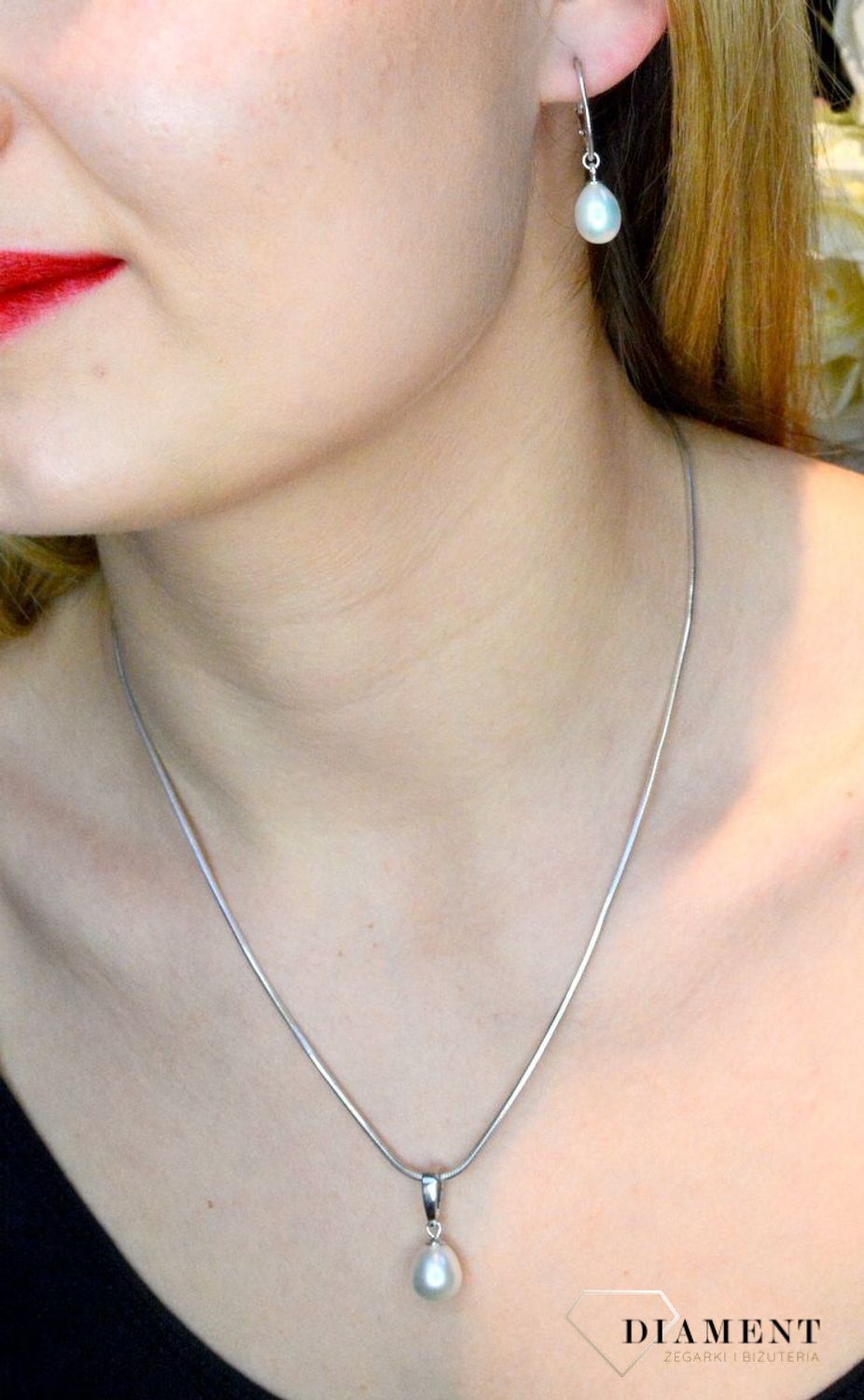Srebrna zawieszka z perłą DIA-ZAW-8151-925Srebrna zawieszka damska perła z dodatkiem srebra. Zawieszka to idealna proporcje zamknięte w pięknej kompozycji. Zawieszka wykonane z najwyższej jakości srebra próby 925..jpg