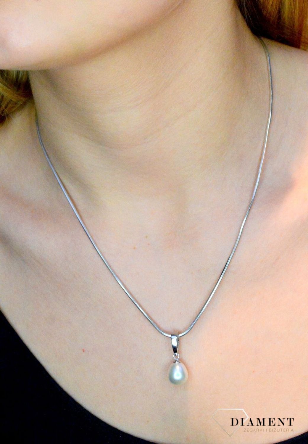 Srebrna zawieszka z perłą DIA-ZAW-8151-925Srebrna zawieszka damska perła z dodatkiem srebra. Zawieszka to idealna proporcje zamknięte w pięknej kompozycji. Zawieszka wykonane z najwyższej jakości srebra próby 925..jpg