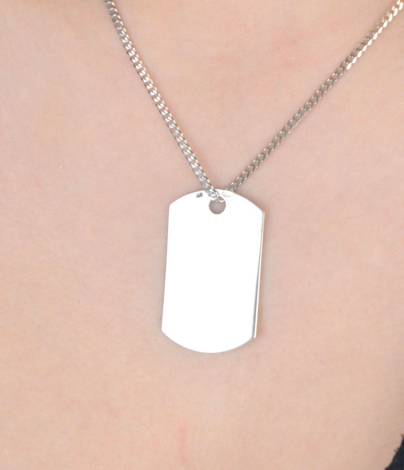 Elegancka zawieszka srebrna blaszka próby 925, model DIA-ZAW-83263-925. Waga 5,20 g, długość 3,7 cm, szerokość 2,3 cm. Idealna do personalizacji grawerem – prosty, nowoczesny design.1.jpg