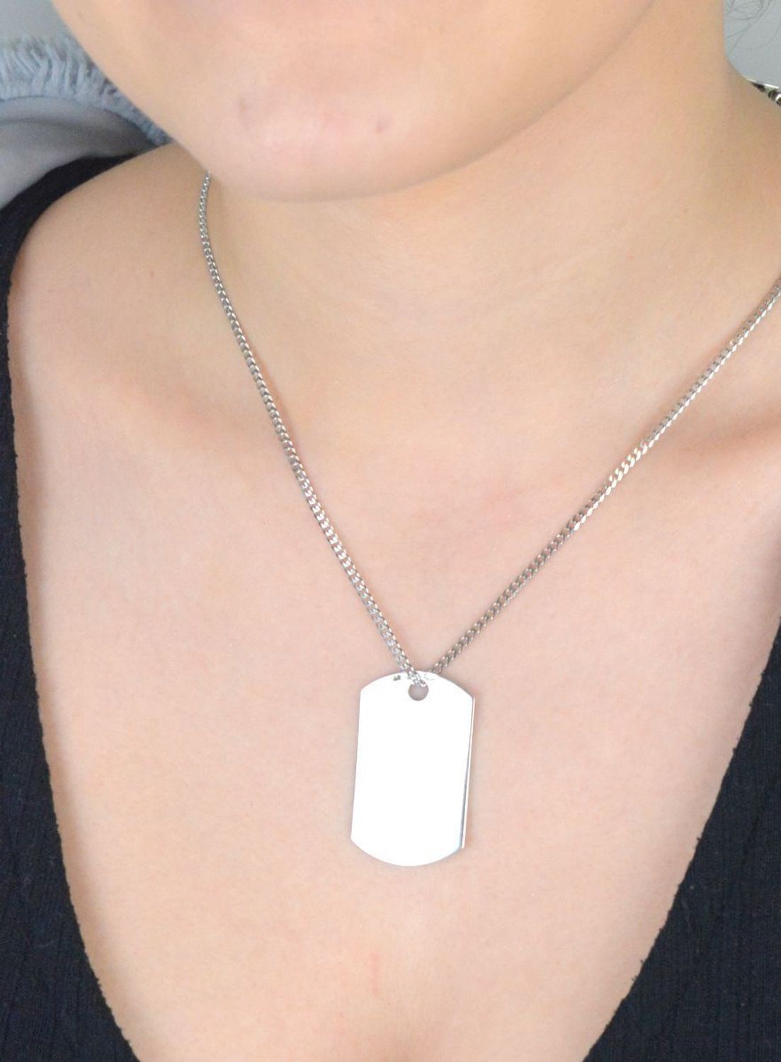 Elegancka zawieszka srebrna blaszka próby 925, model DIA-ZAW-83263-925. Waga 5,20 g, długość 3,7 cm, szerokość 2,3 cm. Idealna do personalizacji grawerem – prosty, nowoczesny design.1.jpg