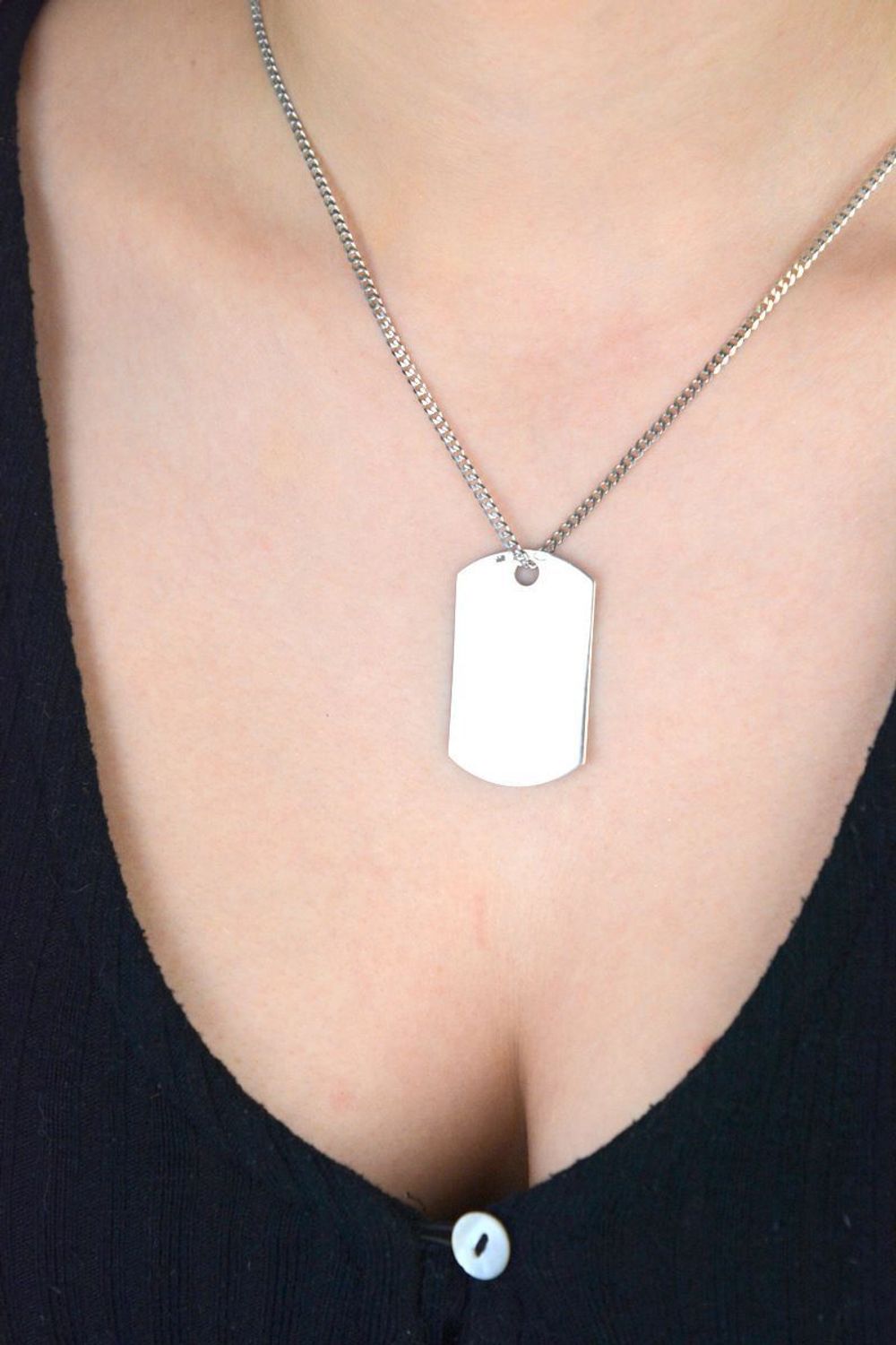 Elegancka zawieszka srebrna blaszka próby 925, model DIA-ZAW-83263-925. Waga 5,20 g, długość 3,7 cm, szerokość 2,3 cm. Idealna do personalizacji grawerem – prosty, nowoczesny design.1.jpg