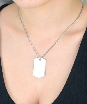 Elegancka zawieszka srebrna blaszka próby 925, model DIA-ZAW-83263-925. Waga 5,20 g, długość 3,7 cm, szerokość 2,3 cm. Idealna do personalizacji grawerem – prosty, nowoczesny design (2).JPG